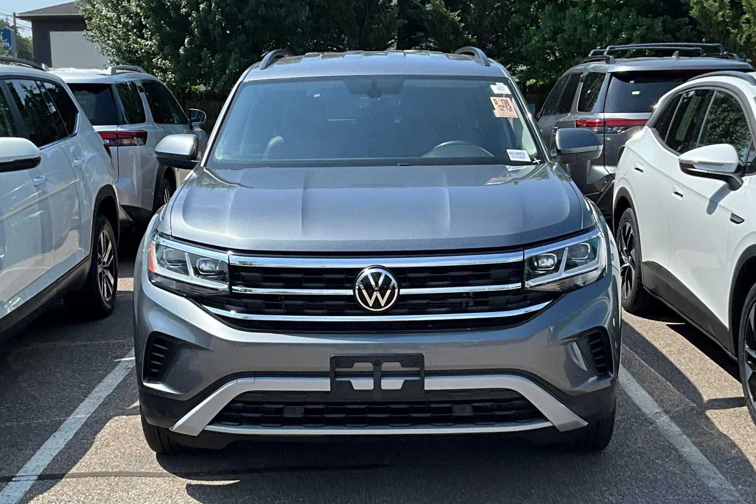 2023 Volkswagen Atlas 3.6L V6 SE w/Technology - Photo 2