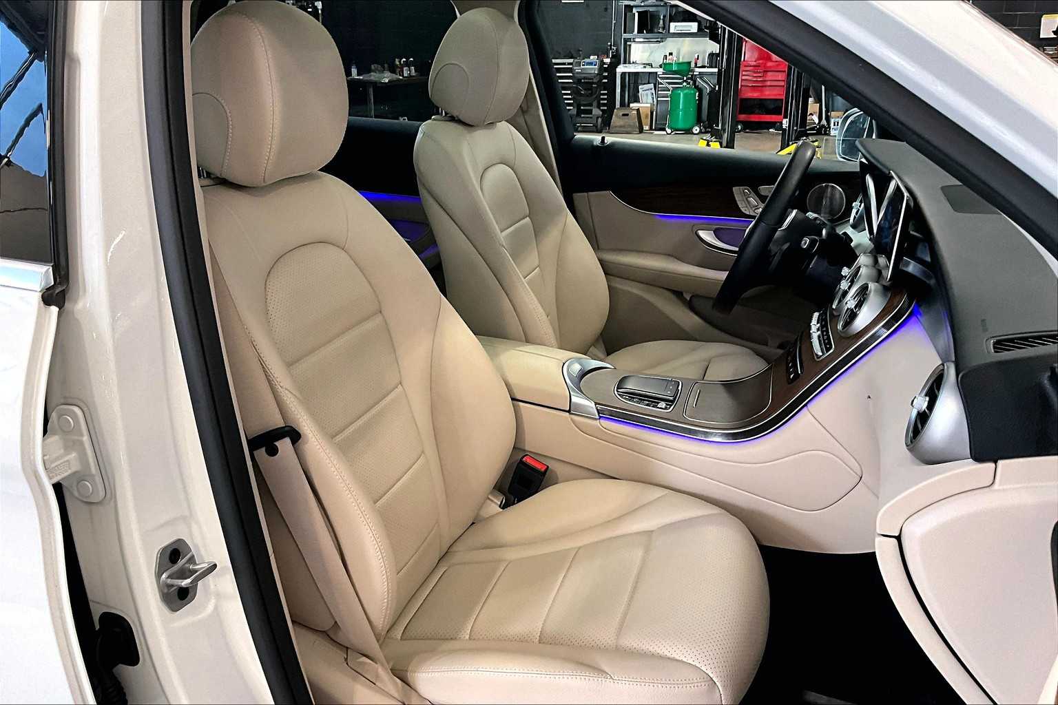 2021 Mercedes-Benz GLC GLC 300 - Photo 11