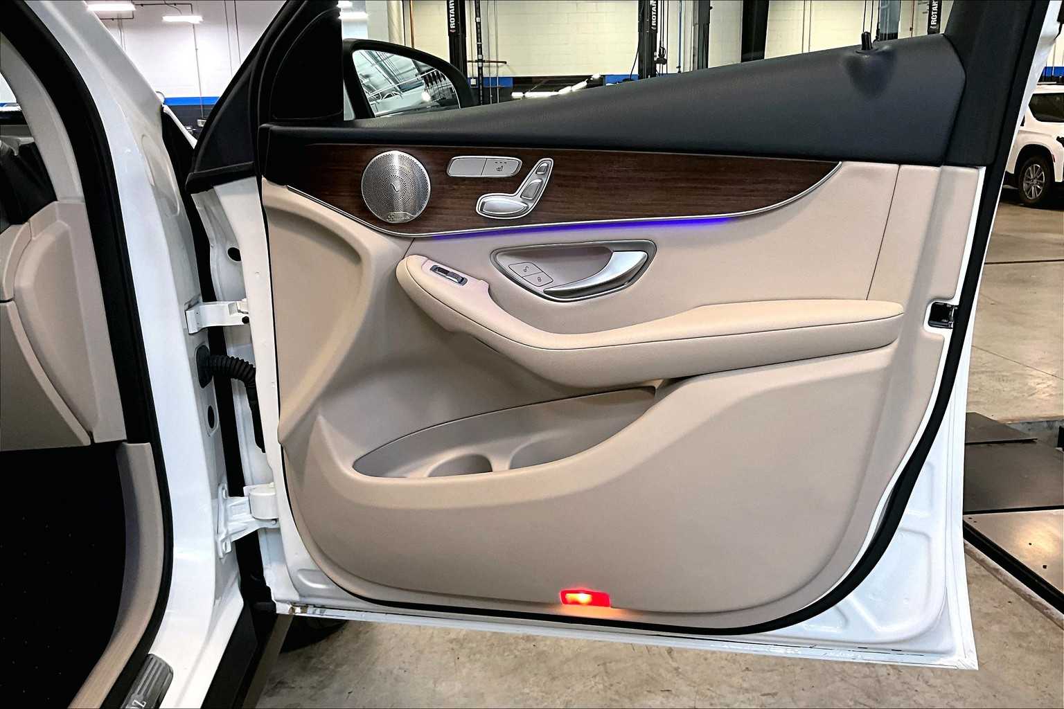 2021 Mercedes-Benz GLC GLC 300 - Photo 12