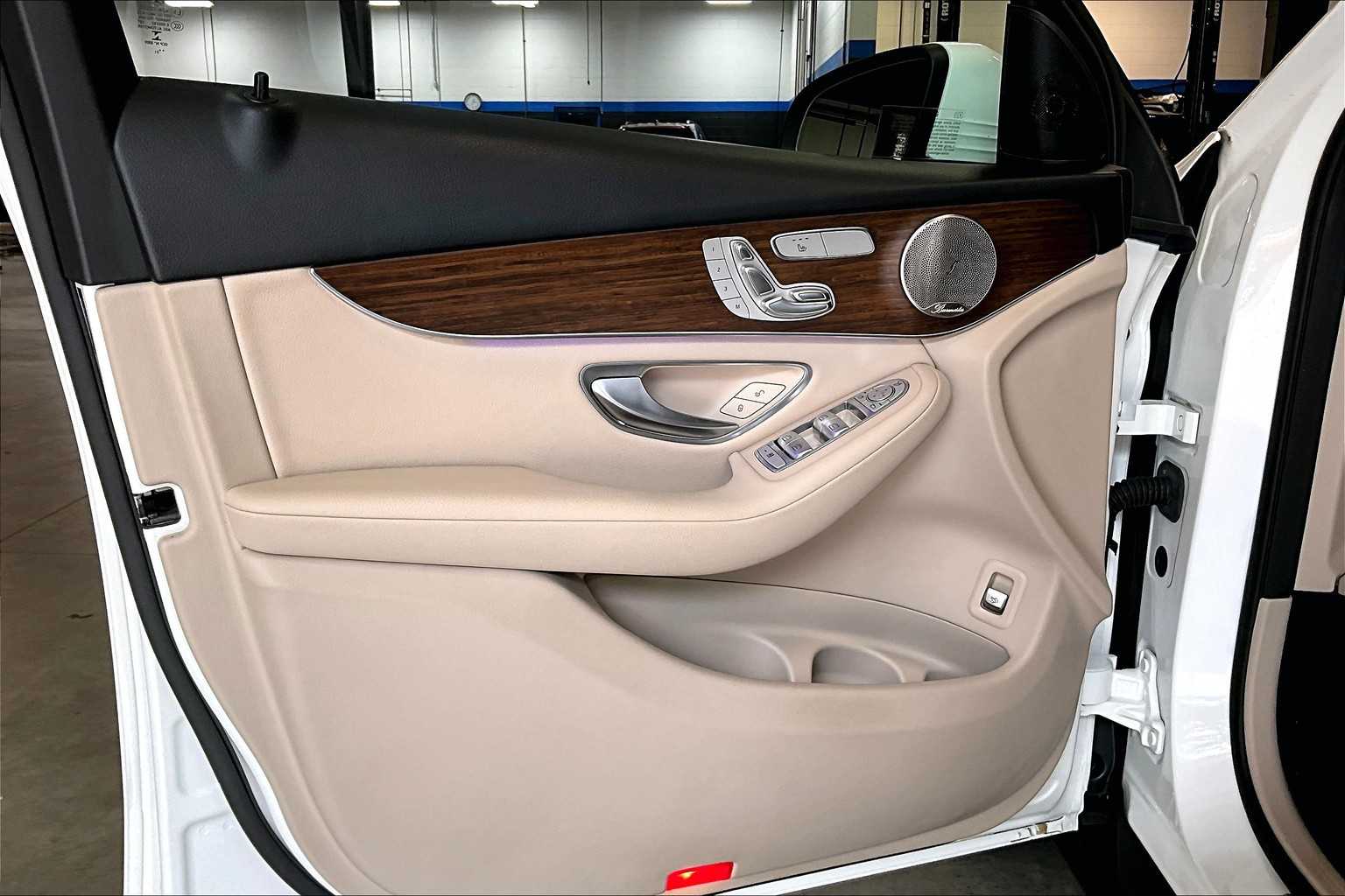 2021 Mercedes-Benz GLC GLC 300 - Photo 9