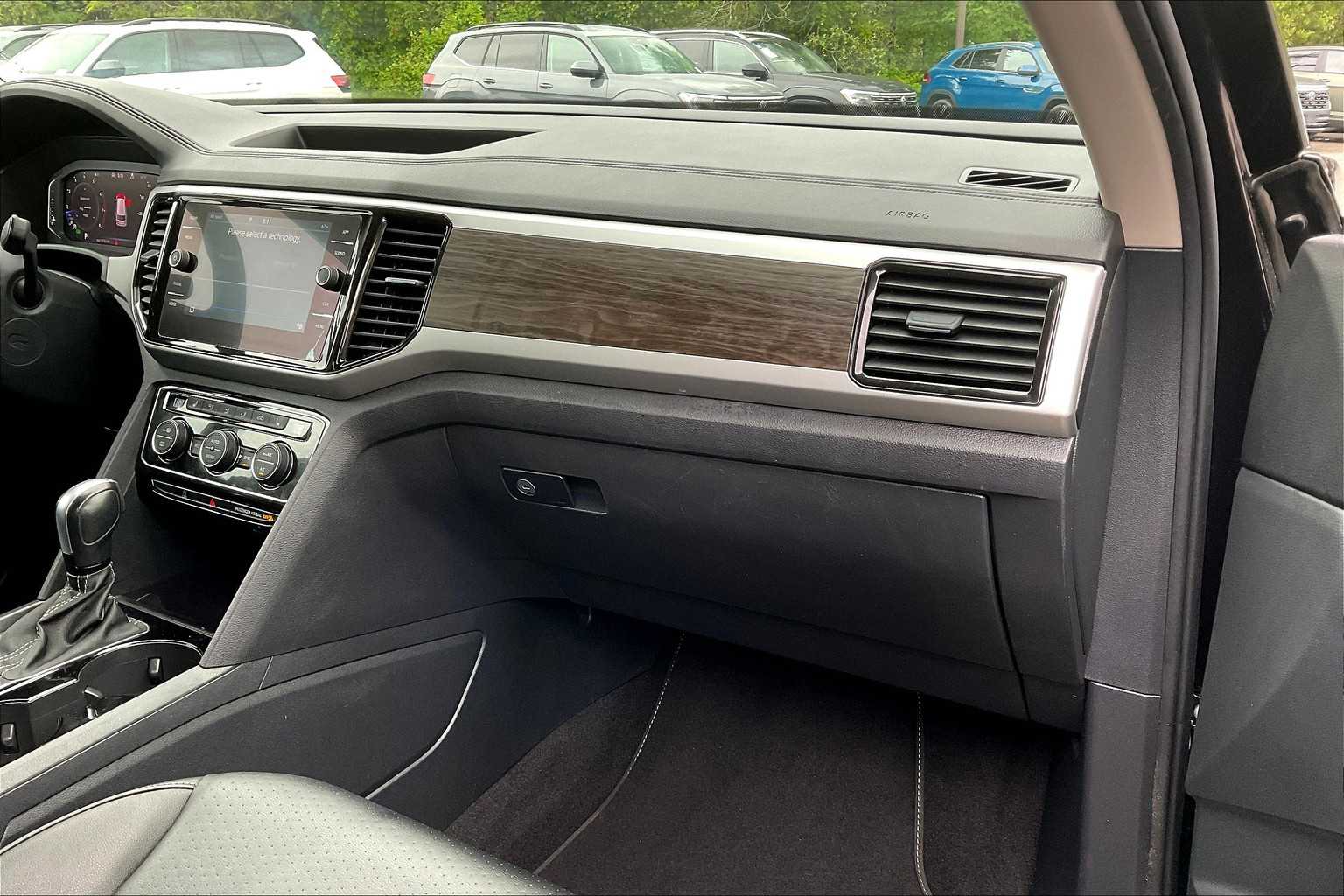 2022 Volkswagen Atlas 3.6L V6 SE w/Technology - Photo 13