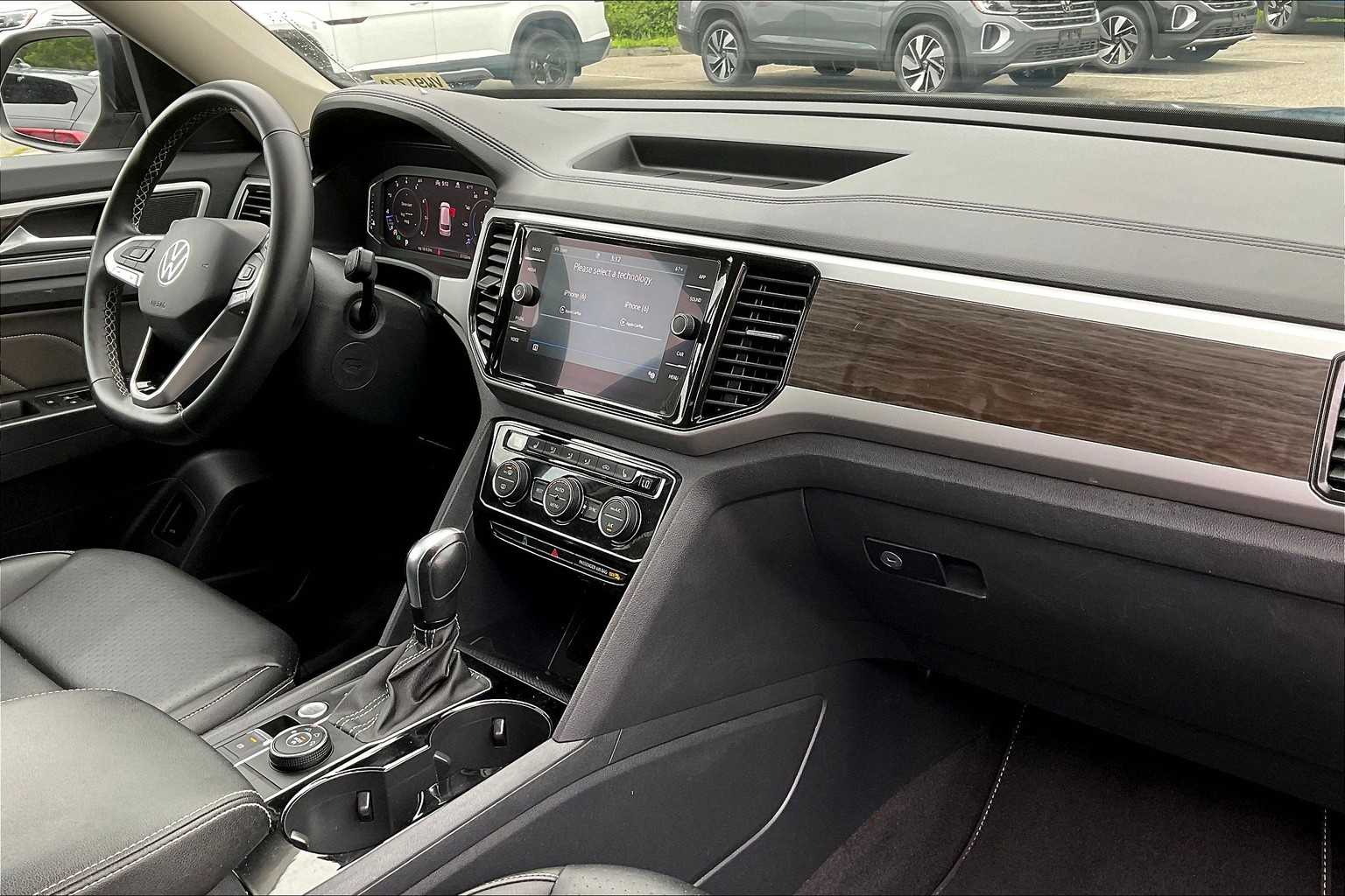 2022 Volkswagen Atlas 3.6L V6 SE w/Technology - Photo 14