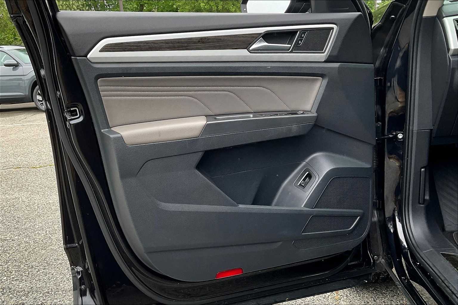 2022 Volkswagen Atlas 3.6L V6 SE w/Technology - Photo 9