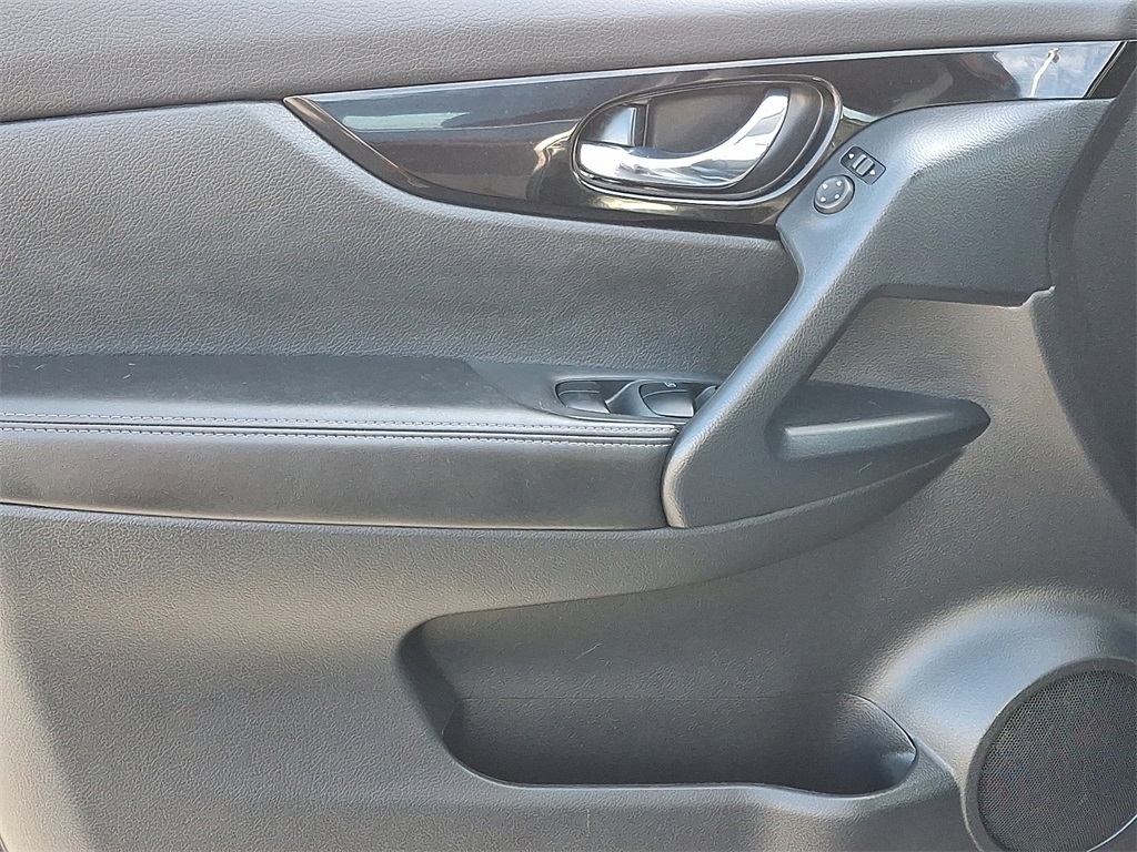 2021 Nissan Rogue Sport SV - Photo 13