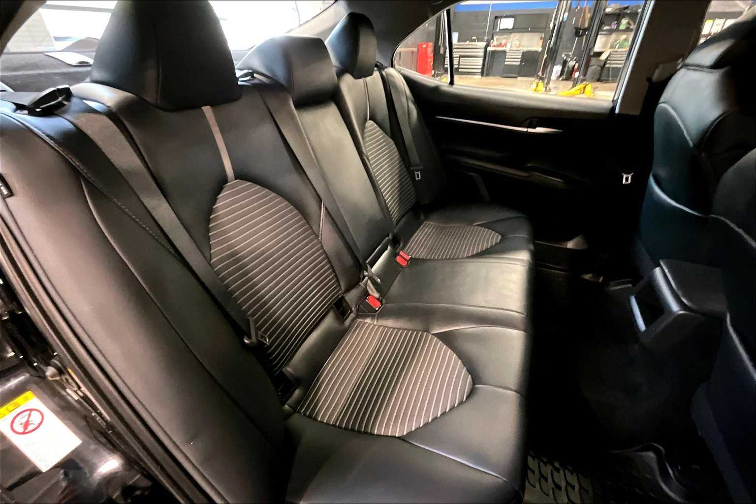 2019 Toyota Camry SE - Photo 16