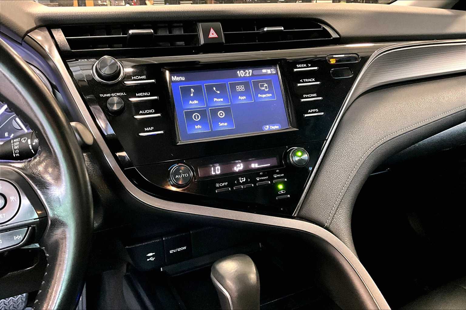 2019 Toyota Camry SE - Photo 18