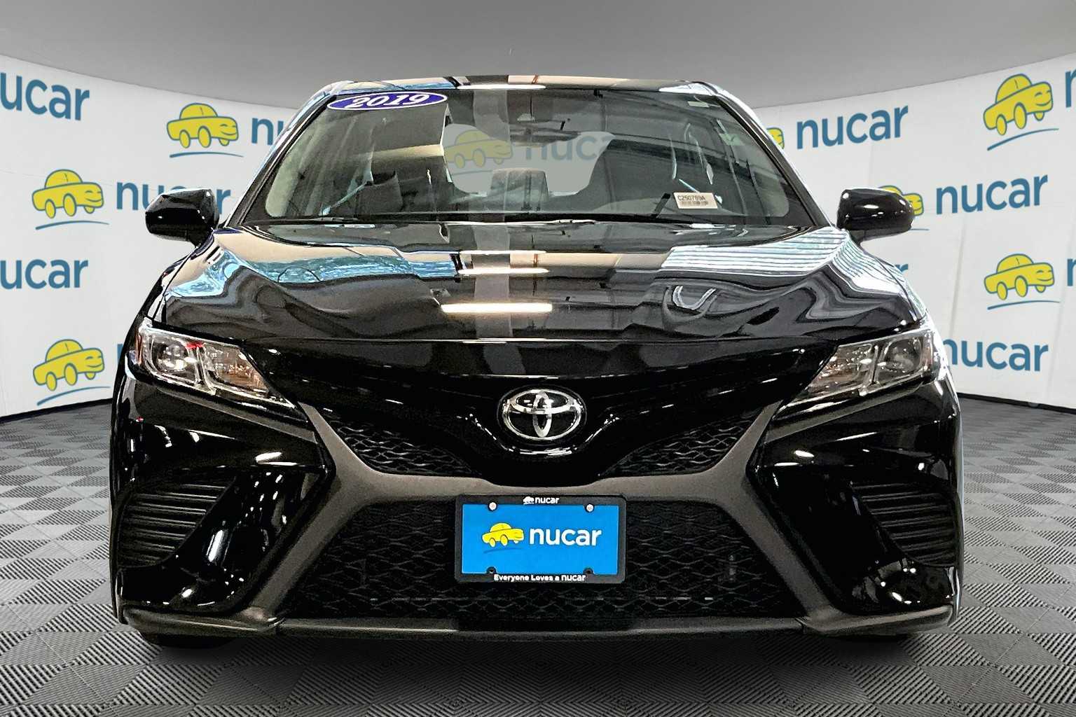 2019 Toyota Camry SE - Photo 2