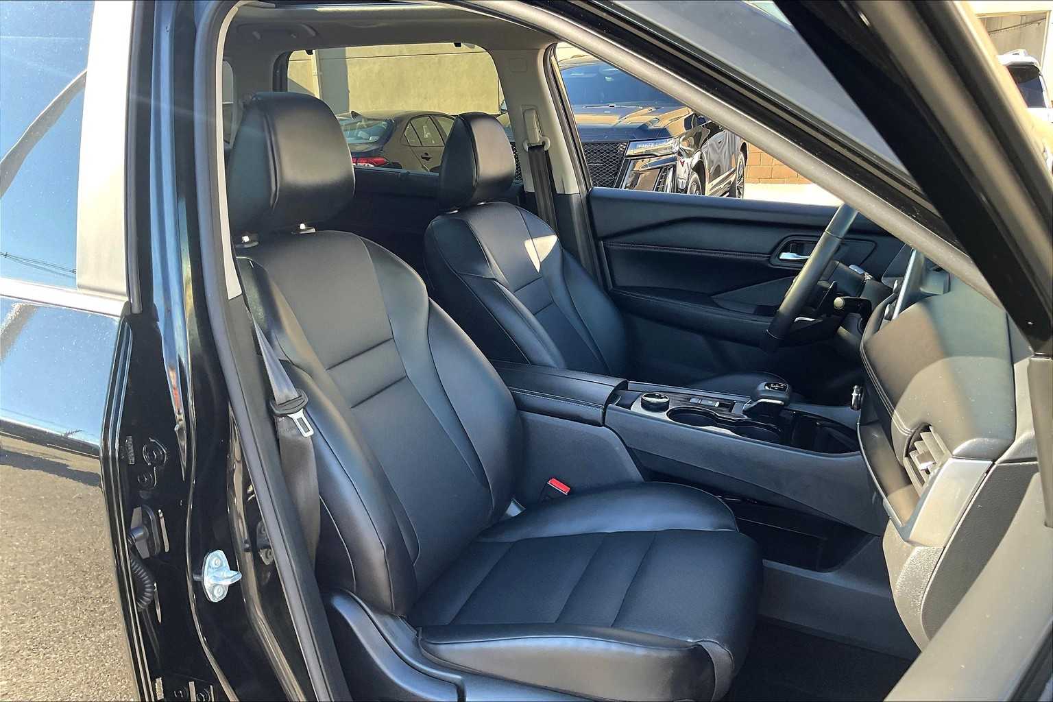 2024 Nissan Rogue SV - Photo 11