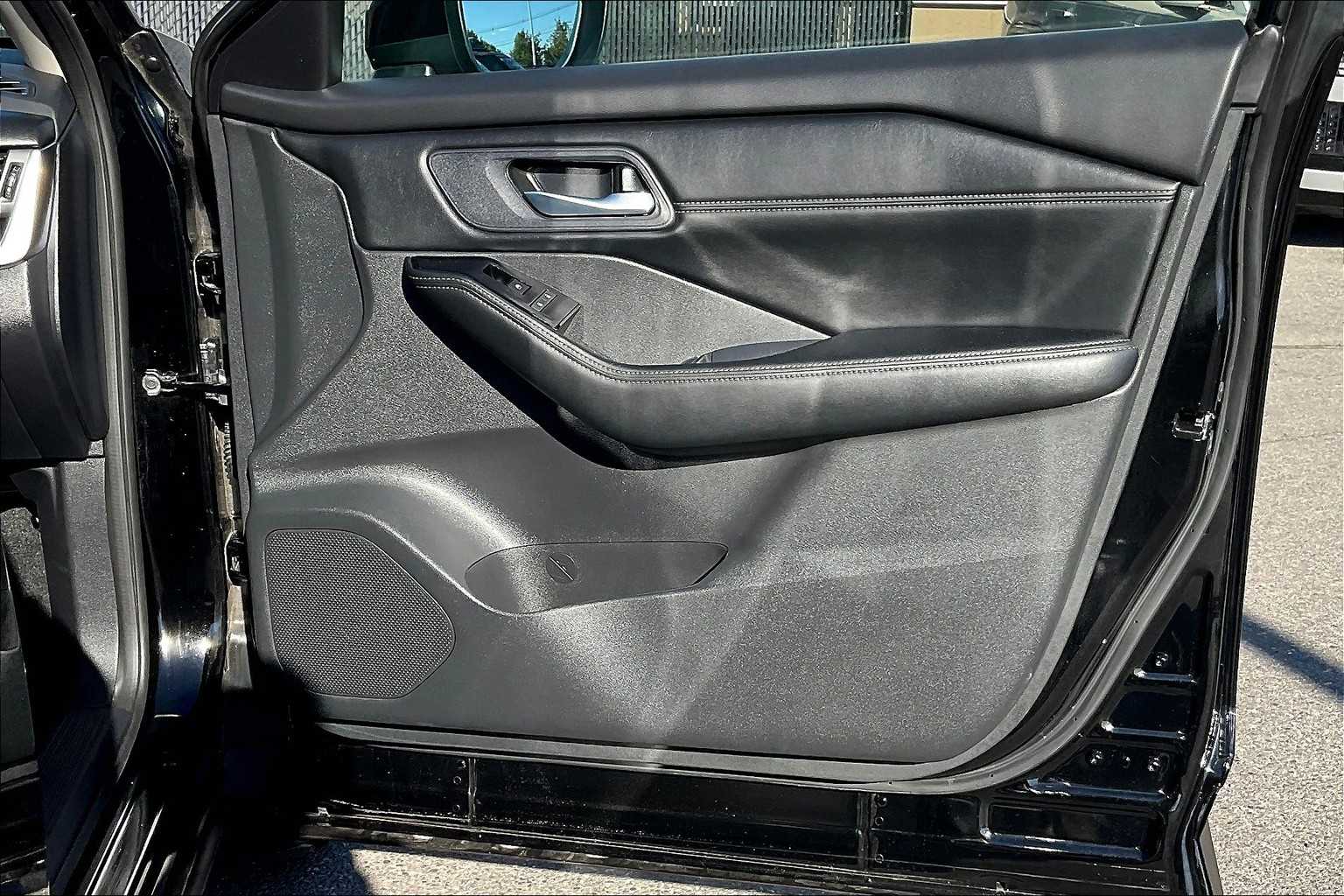 2024 Nissan Rogue SV - Photo 12