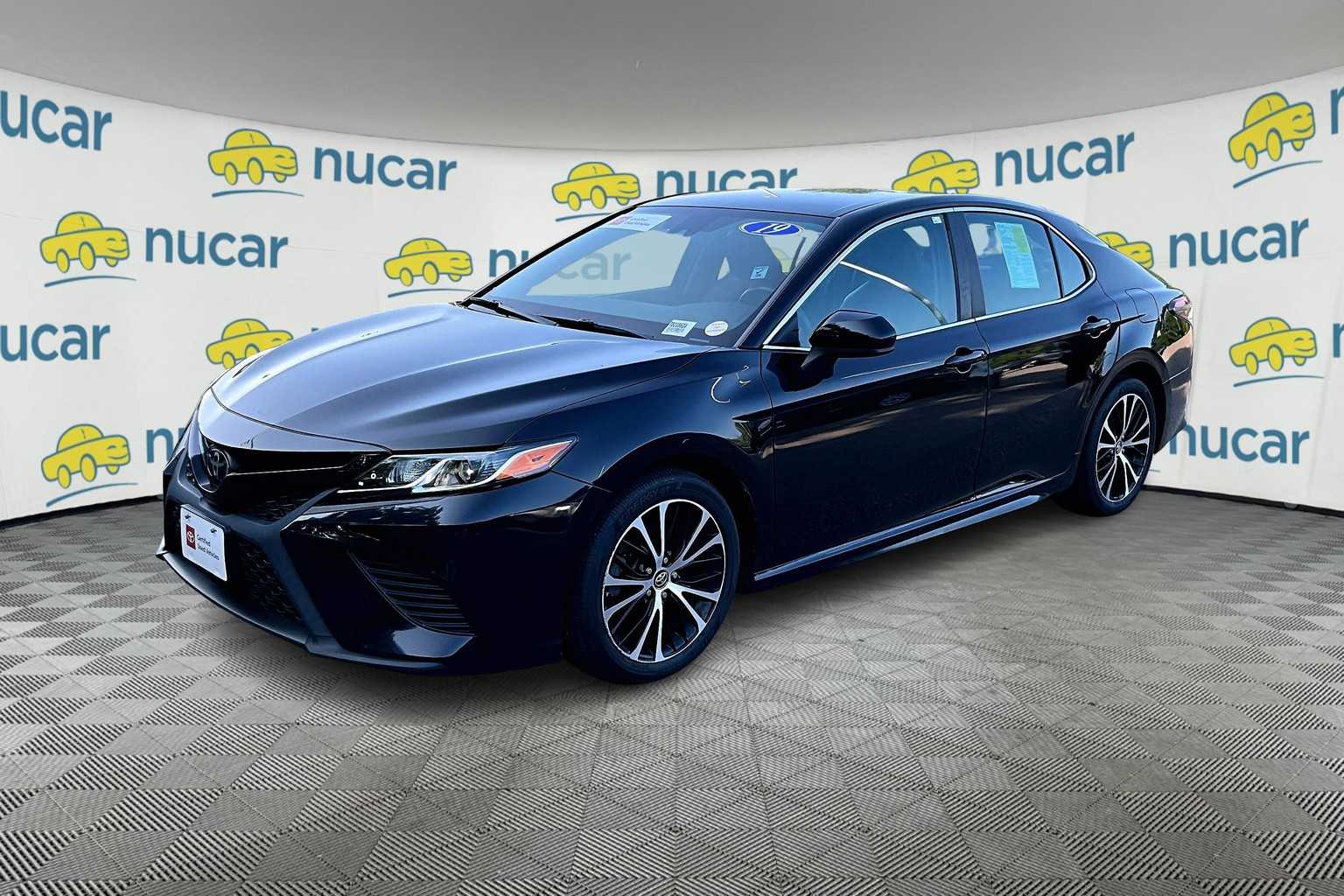 2019 Toyota Camry SE - Photo 2