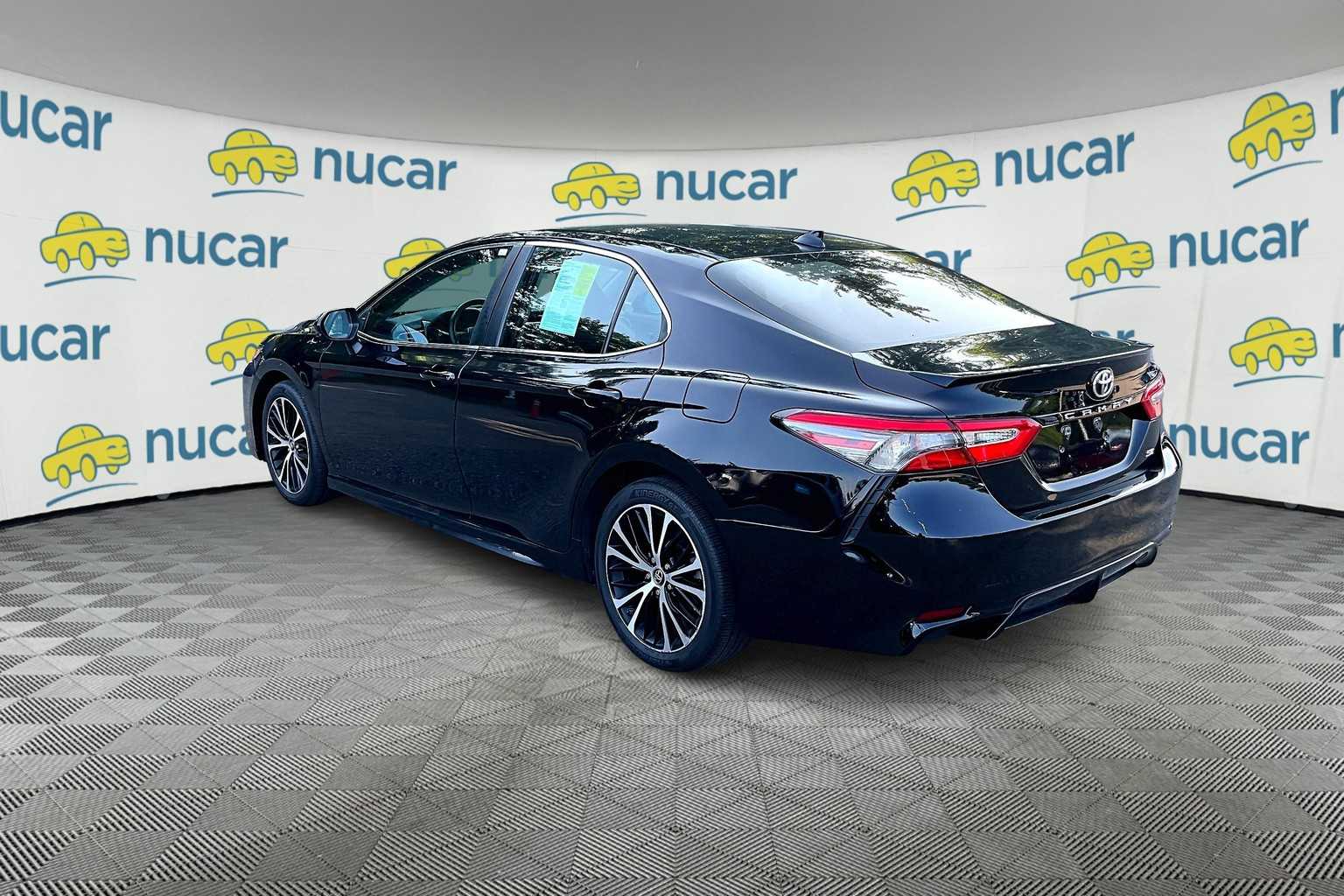 2019 Toyota Camry SE - Photo 3
