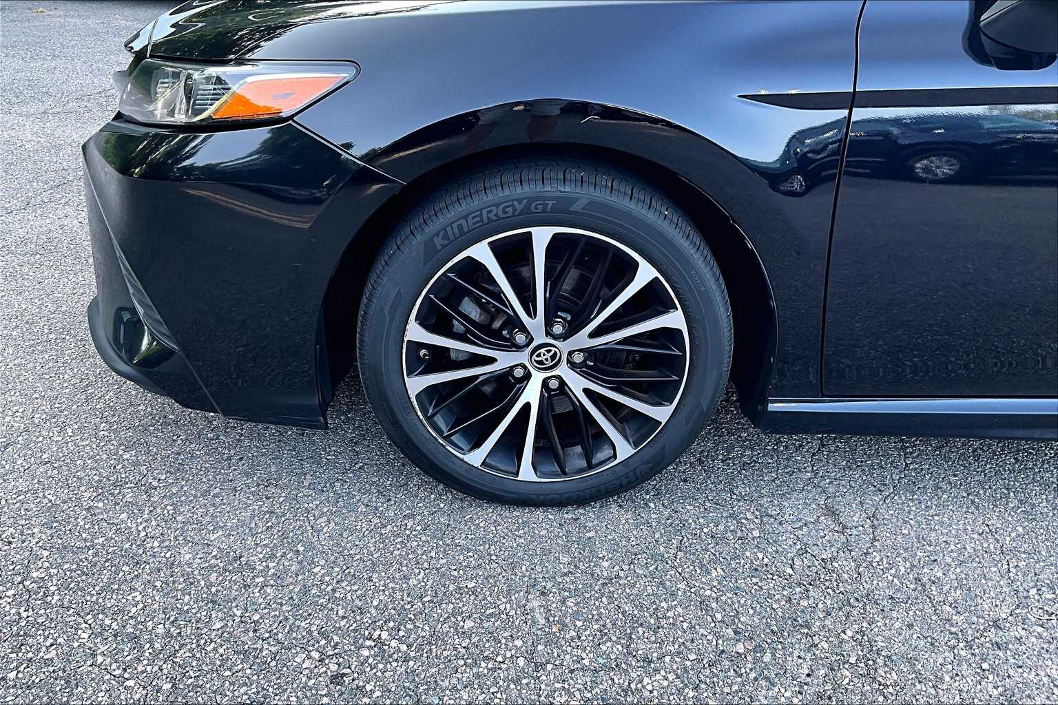 2019 Toyota Camry SE - Photo 4