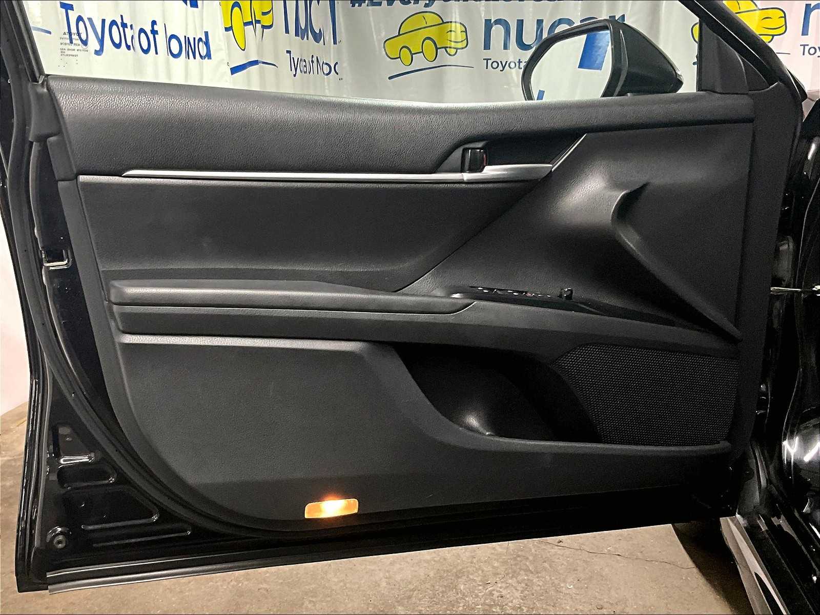 2019 Toyota Camry SE - Photo 9