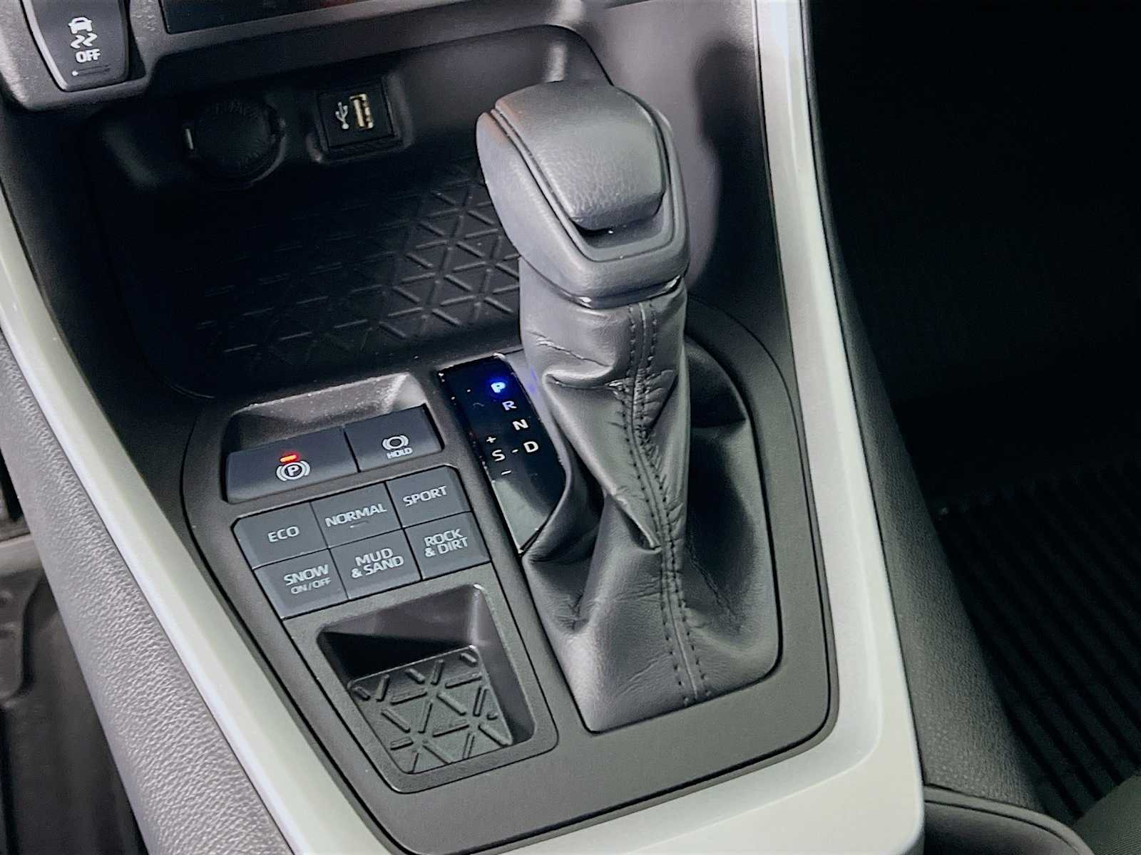 2023 Toyota RAV4 LE - Photo 16