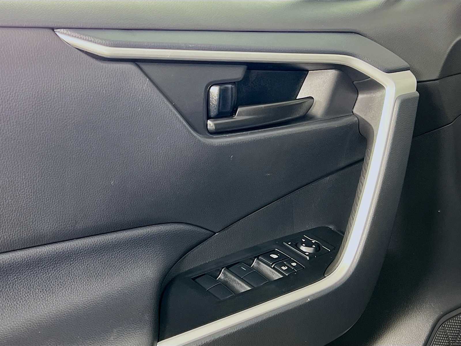 2023 Toyota RAV4 LE - Photo 17