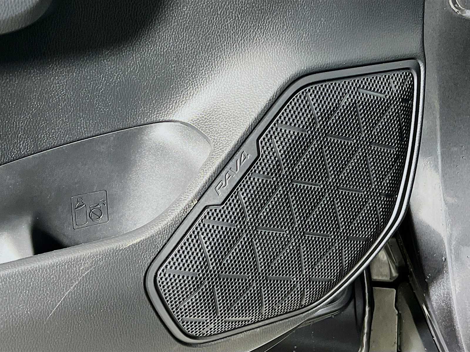 2023 Toyota RAV4 LE - Photo 18