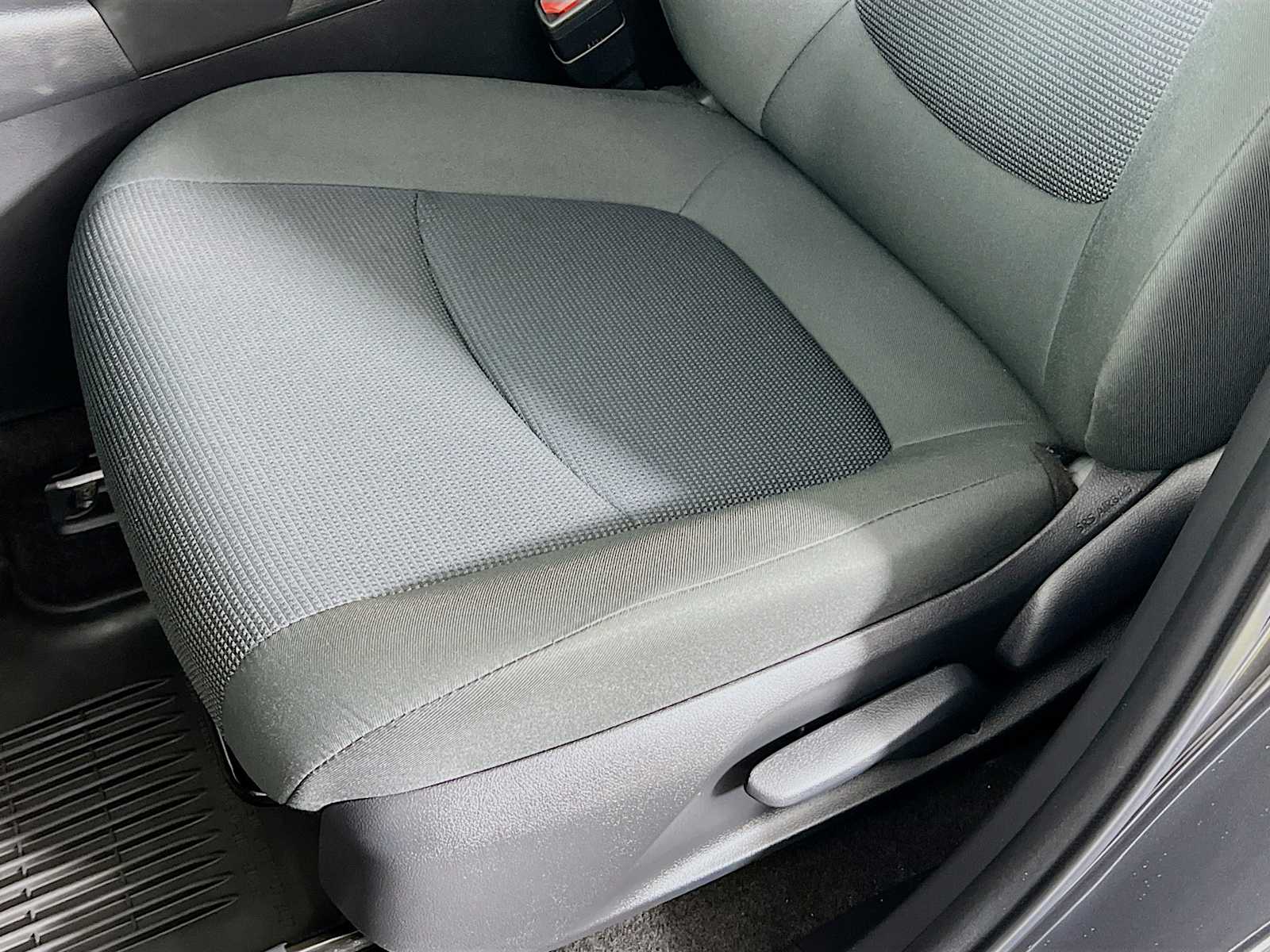 2023 Toyota RAV4 LE - Photo 19