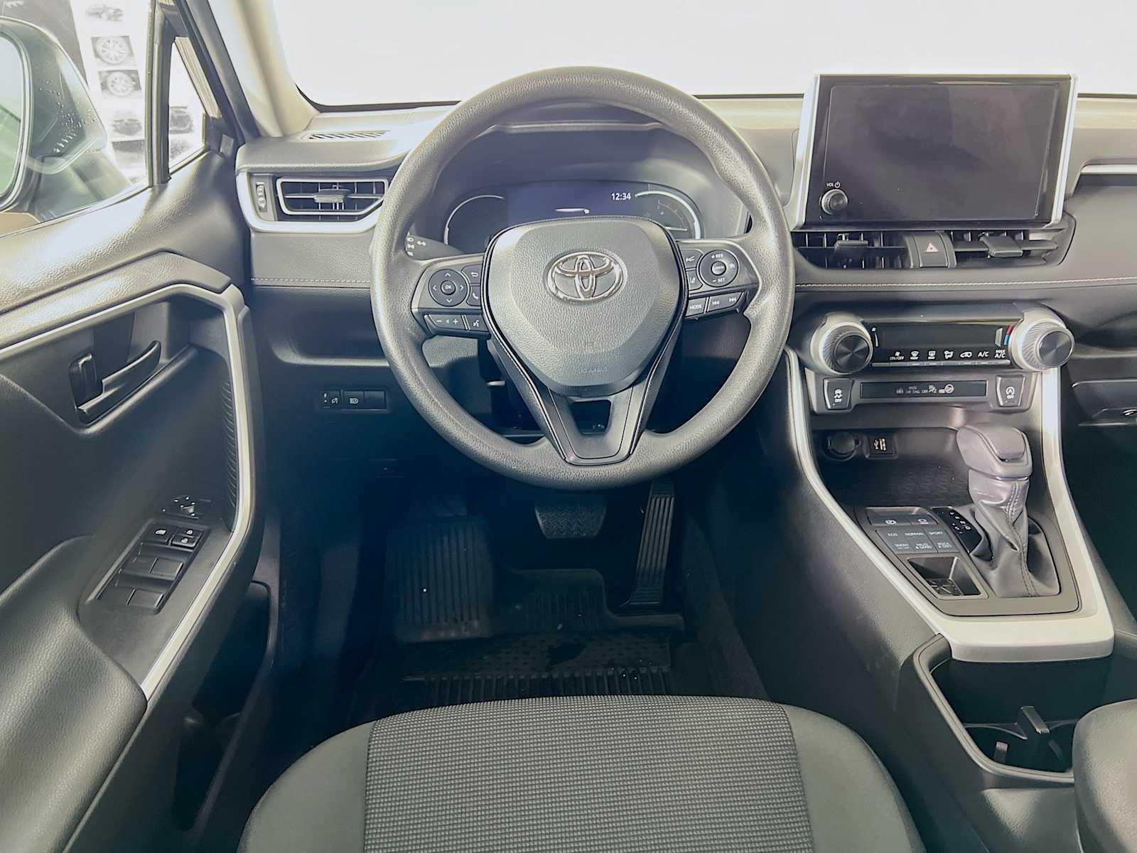 2023 Toyota RAV4 LE - Photo 21