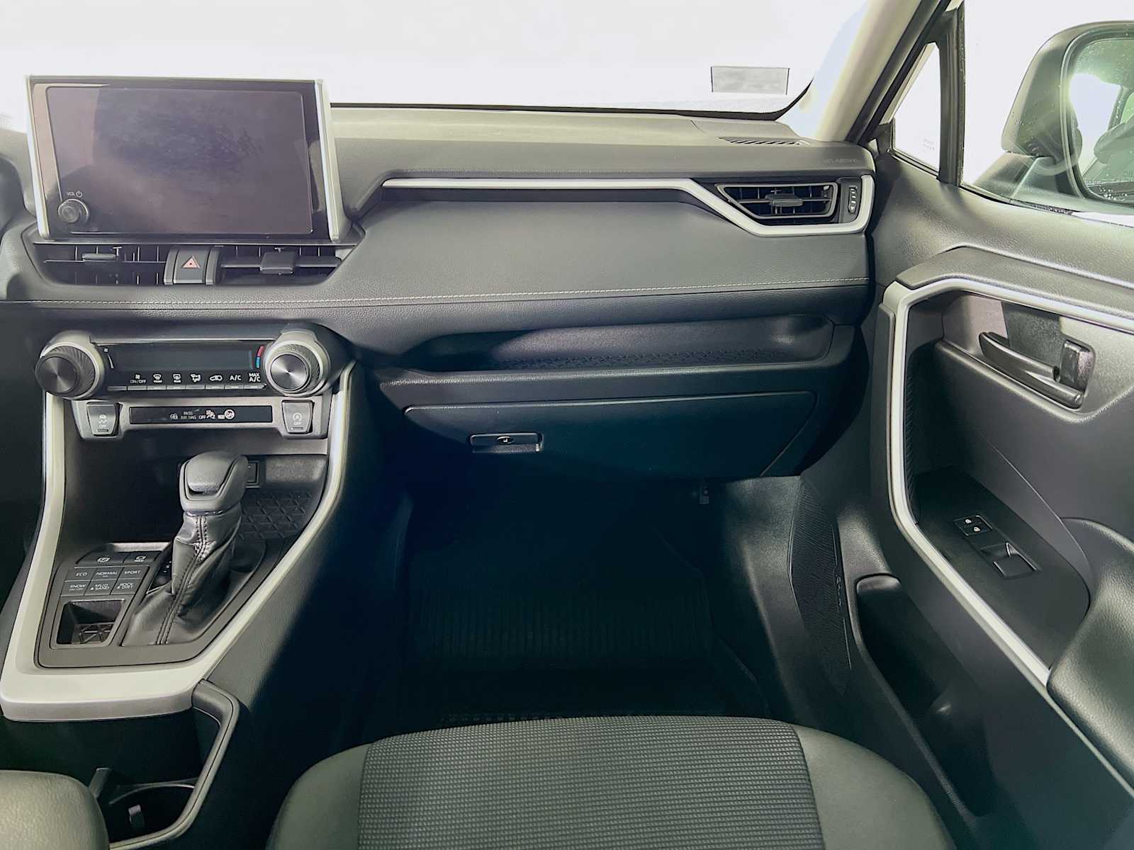 2023 Toyota RAV4 LE - Photo 22