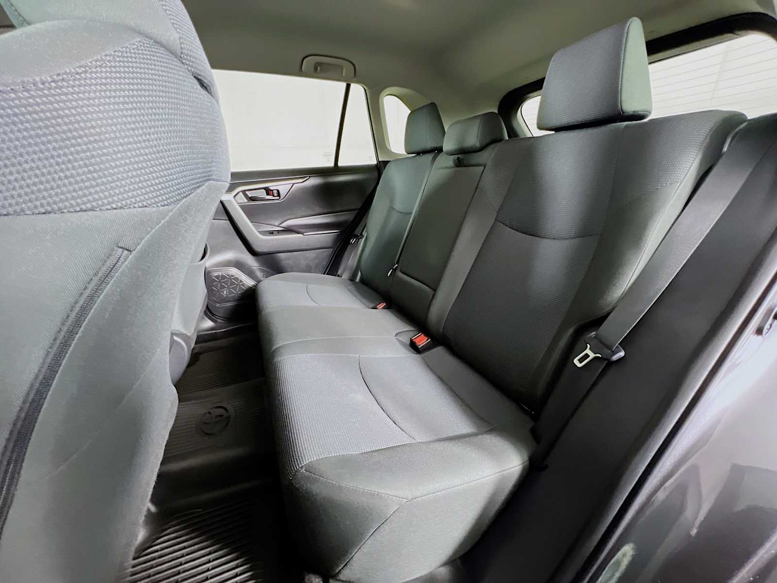 2023 Toyota RAV4 LE - Photo 23