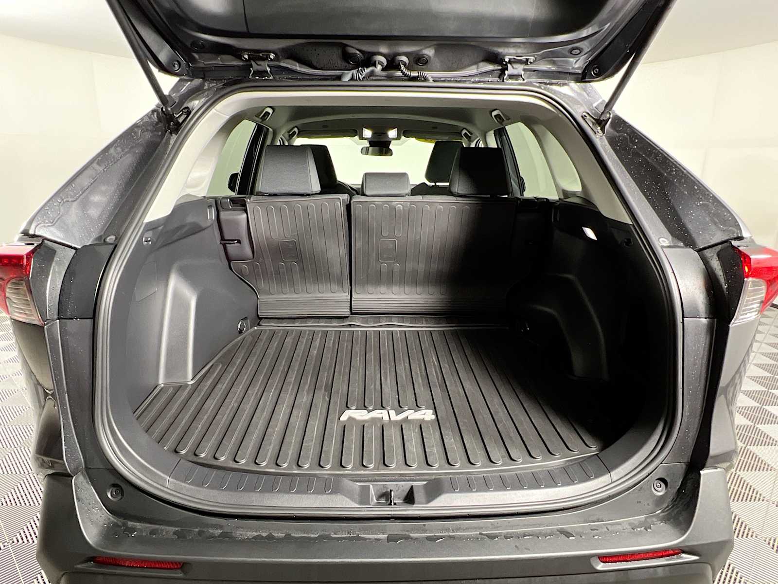 2023 Toyota RAV4 LE - Photo 25