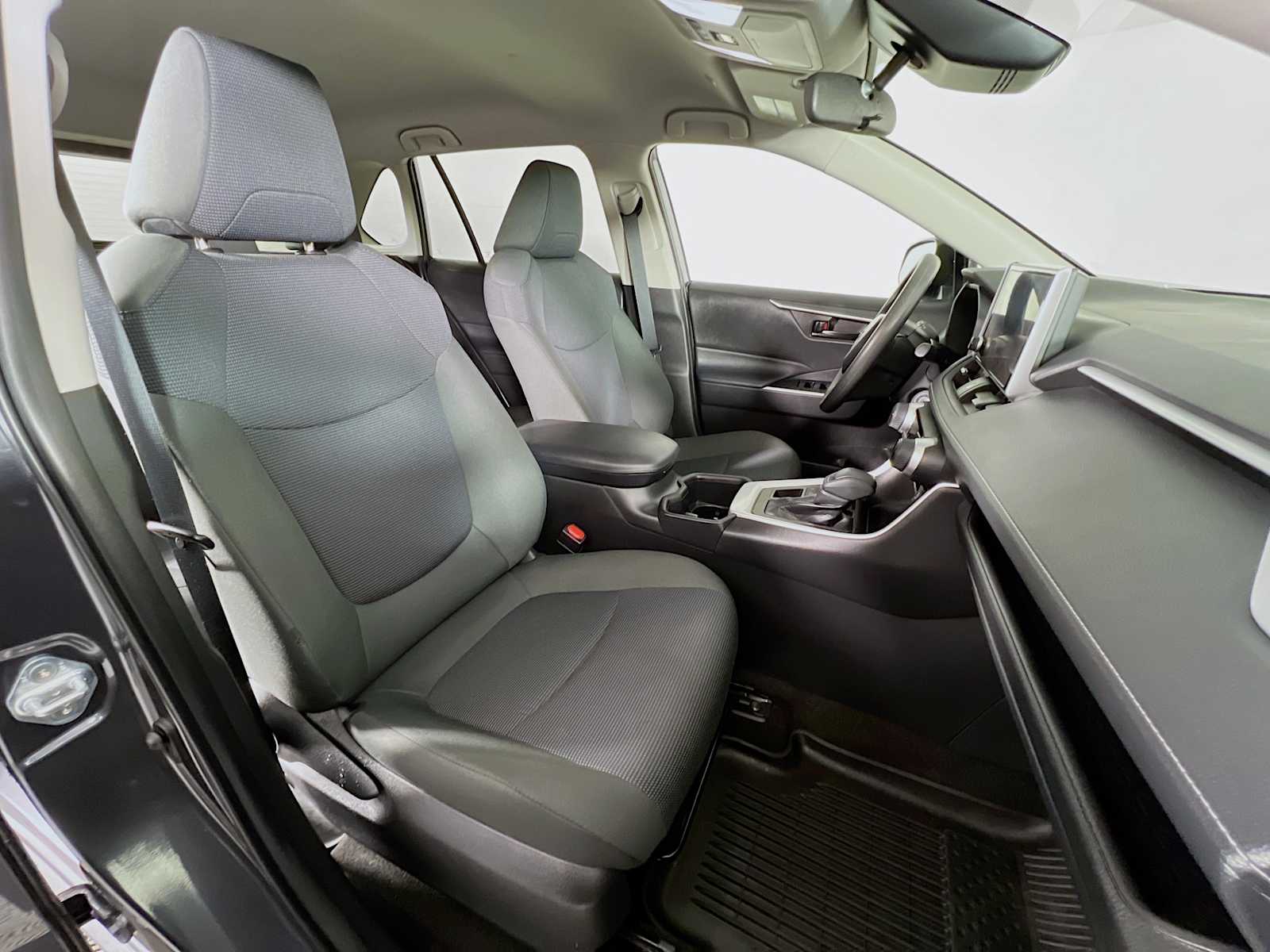 2023 Toyota RAV4 LE - Photo 27