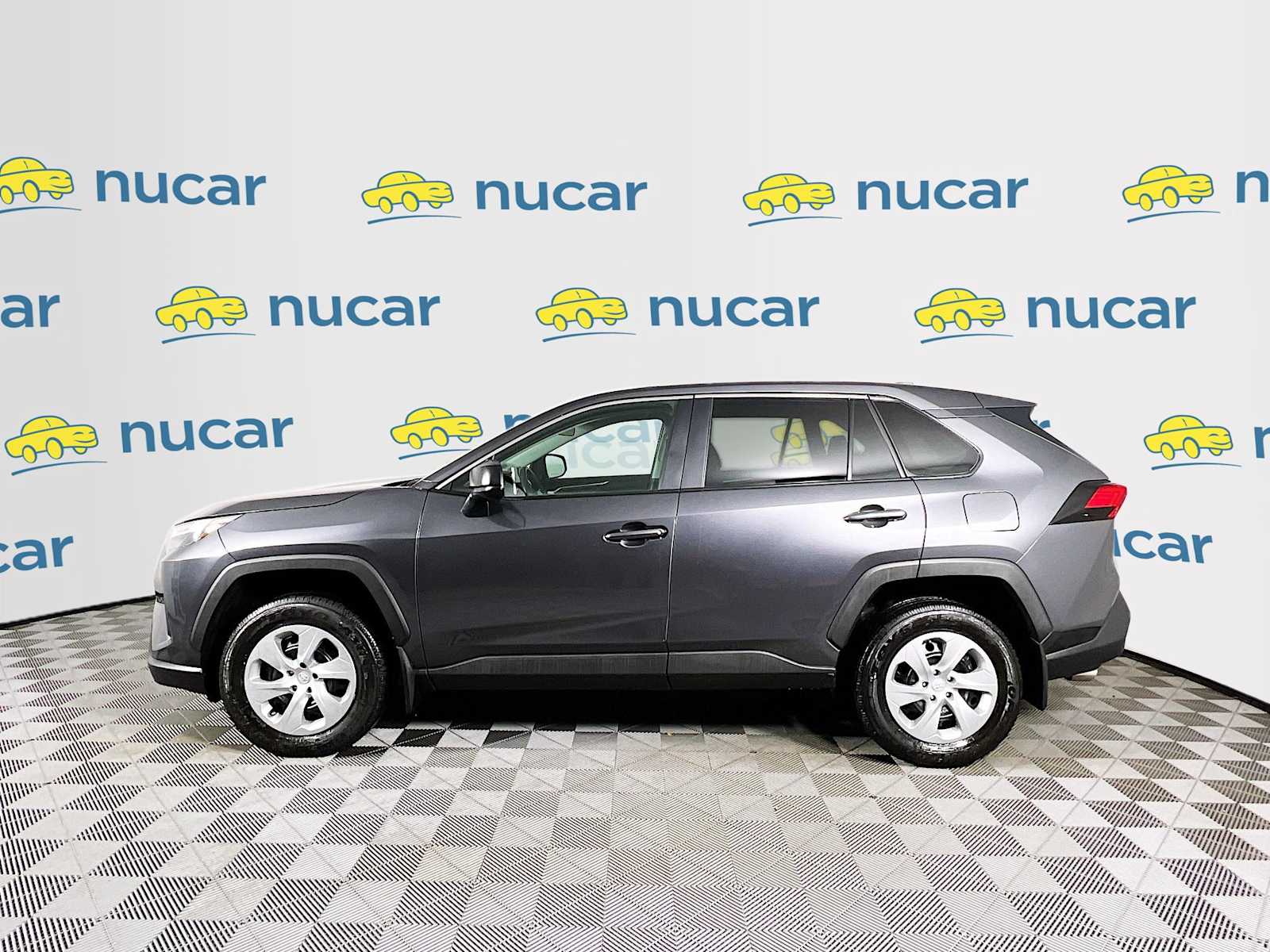 2023 Toyota RAV4 LE - Photo 4