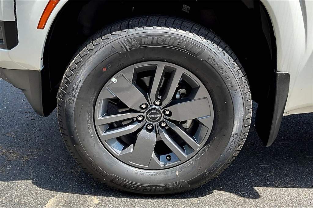 2025 Nissan Frontier SV - Photo 7