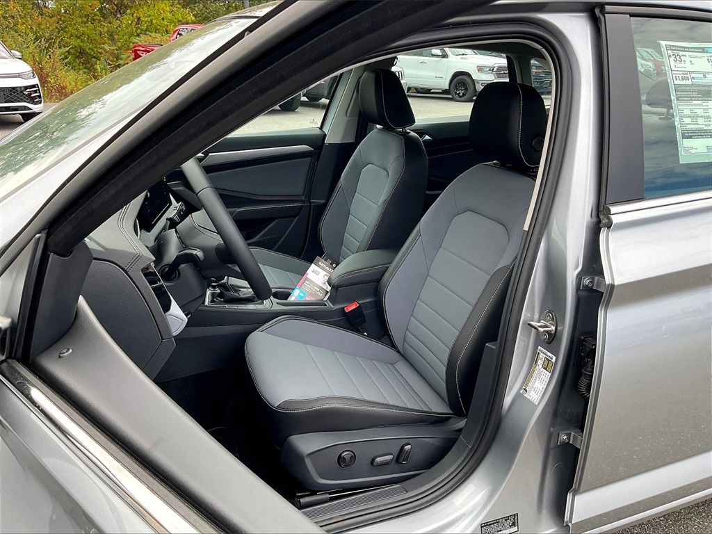 2025 Volkswagen Jetta 1.5T SE - Photo 11