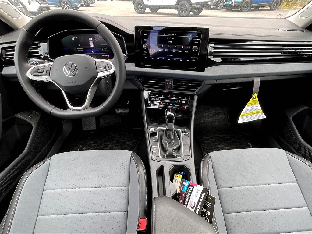 2025 Volkswagen Jetta 1.5T SE - Photo 12