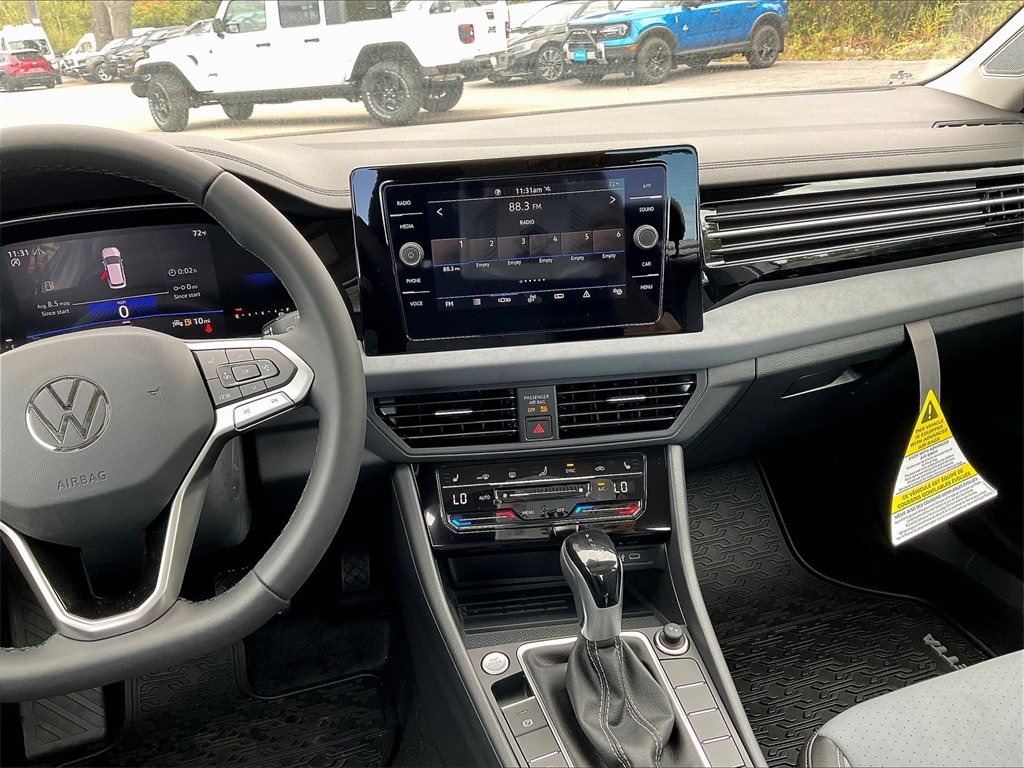 2025 Volkswagen Jetta 1.5T SE - Photo 13