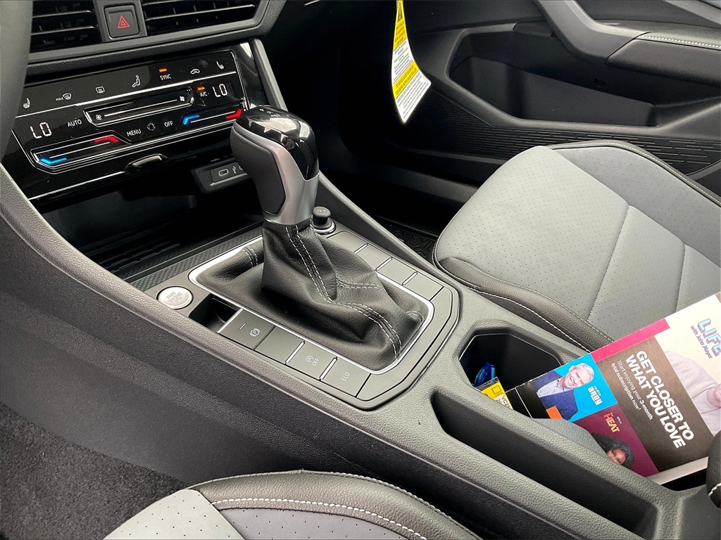 2025 Volkswagen Jetta 1.5T SE - Photo 14