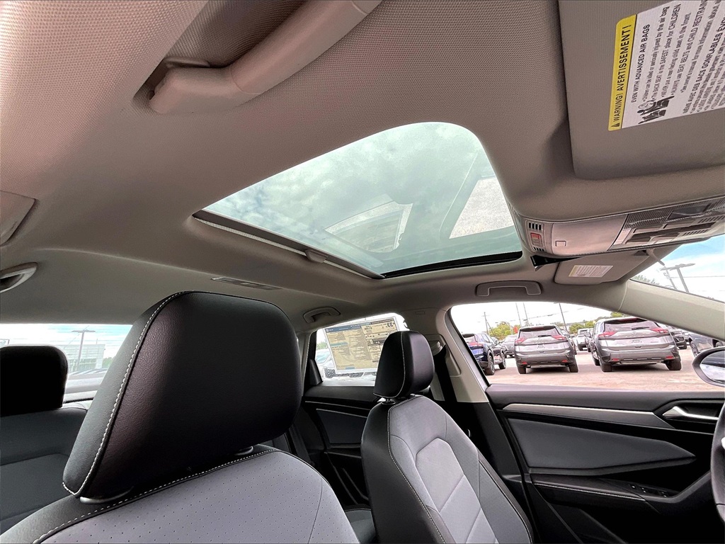 2025 Volkswagen Jetta 1.5T SE - Photo 18