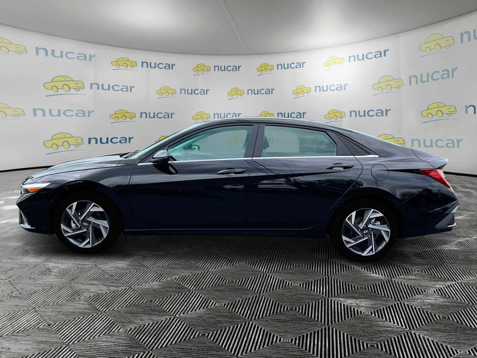 2025 Hyundai Elantra Limited - Photo 4