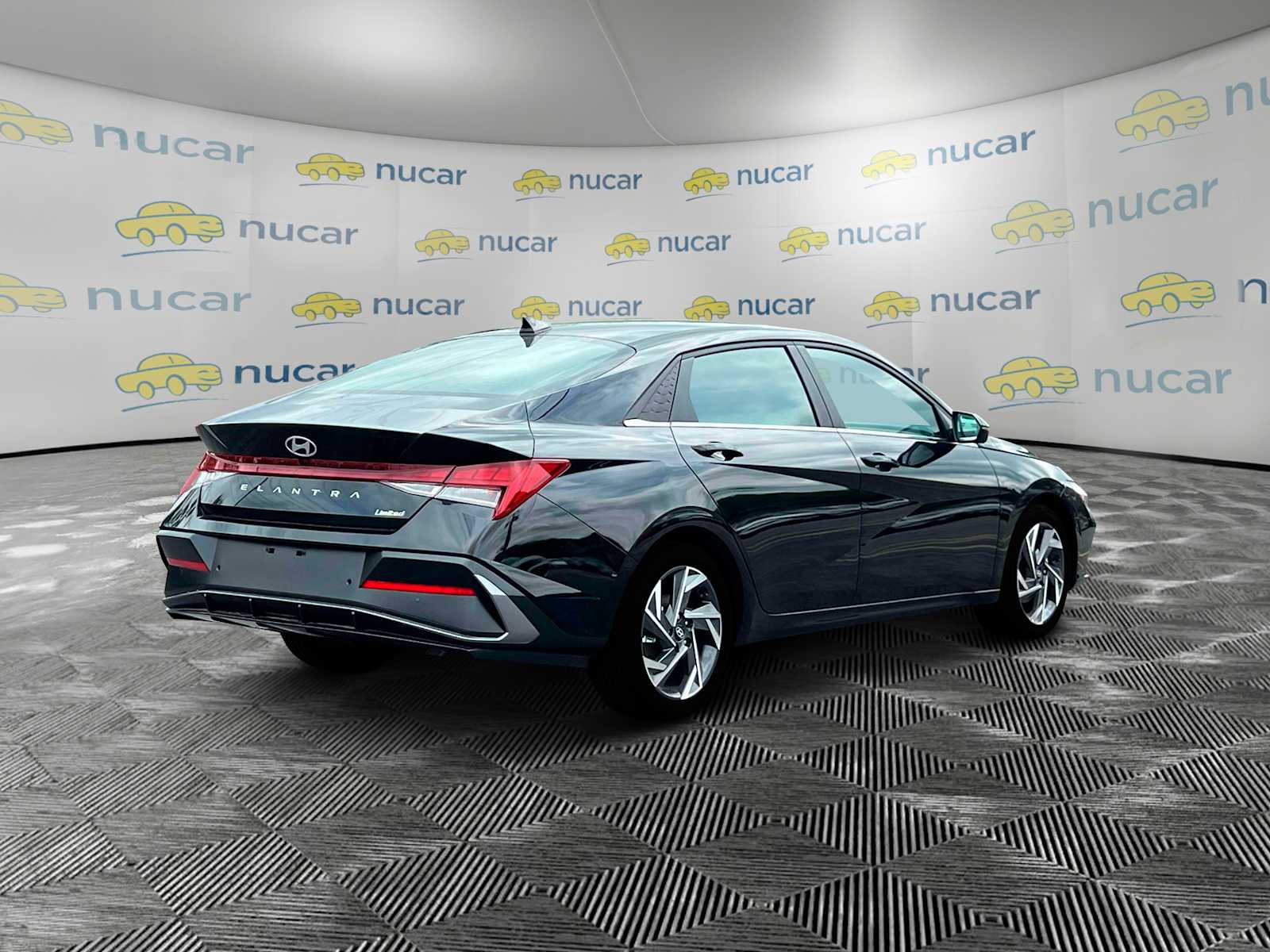 2025 Hyundai Elantra Limited - Photo 8