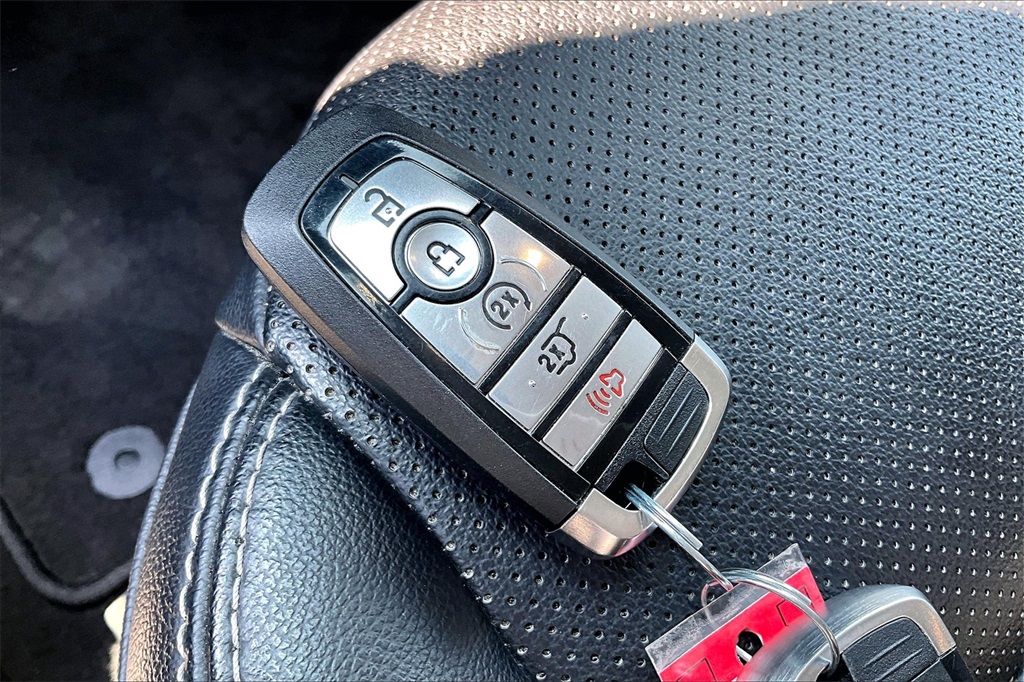 2022 Ford Escape Titanium Hybrid - Photo 11