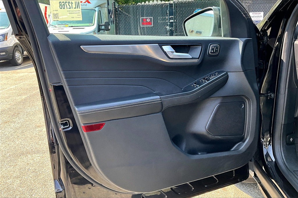 2022 Ford Escape Titanium Hybrid - Photo 18