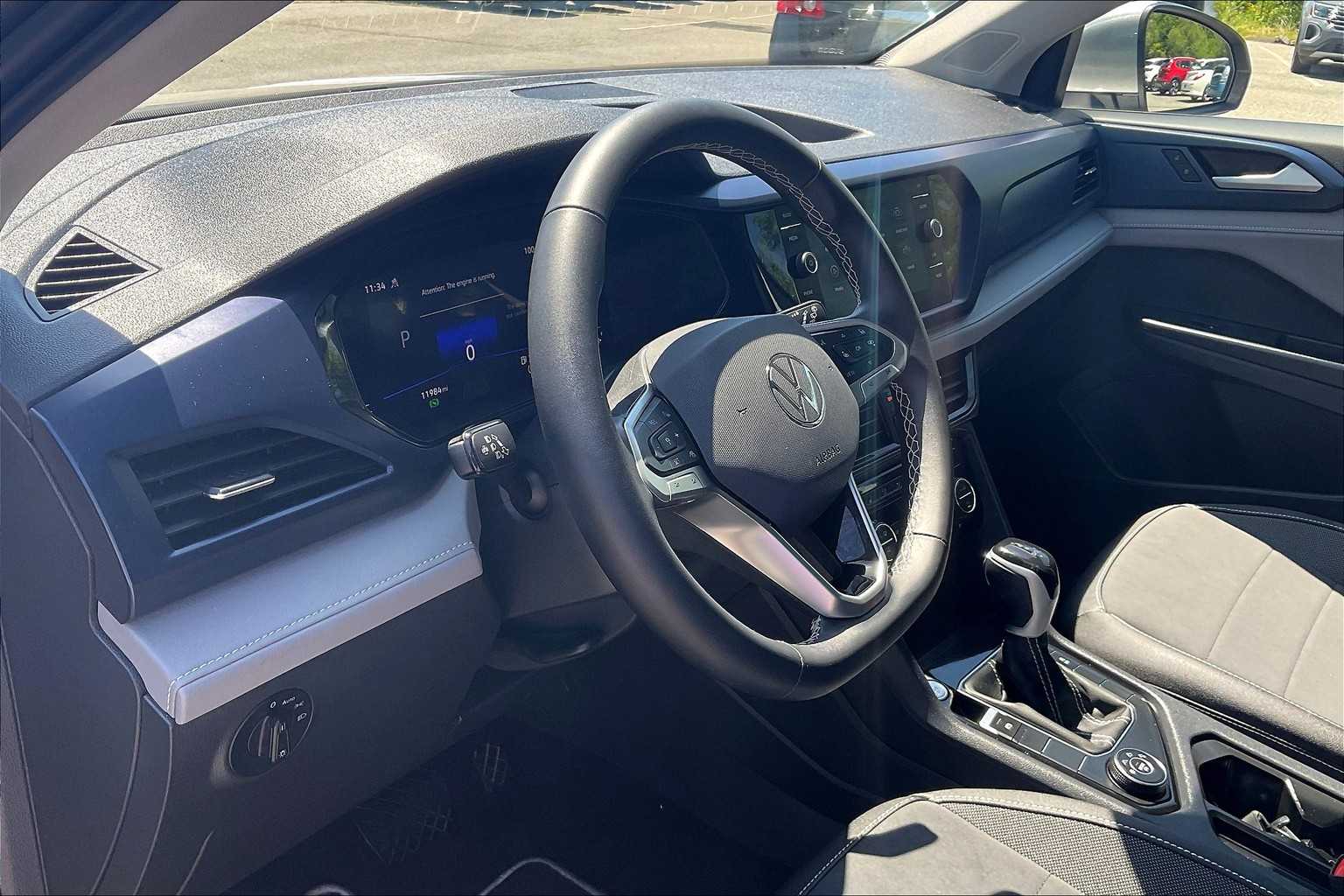 2024 Volkswagen Taos SE - Photo 8
