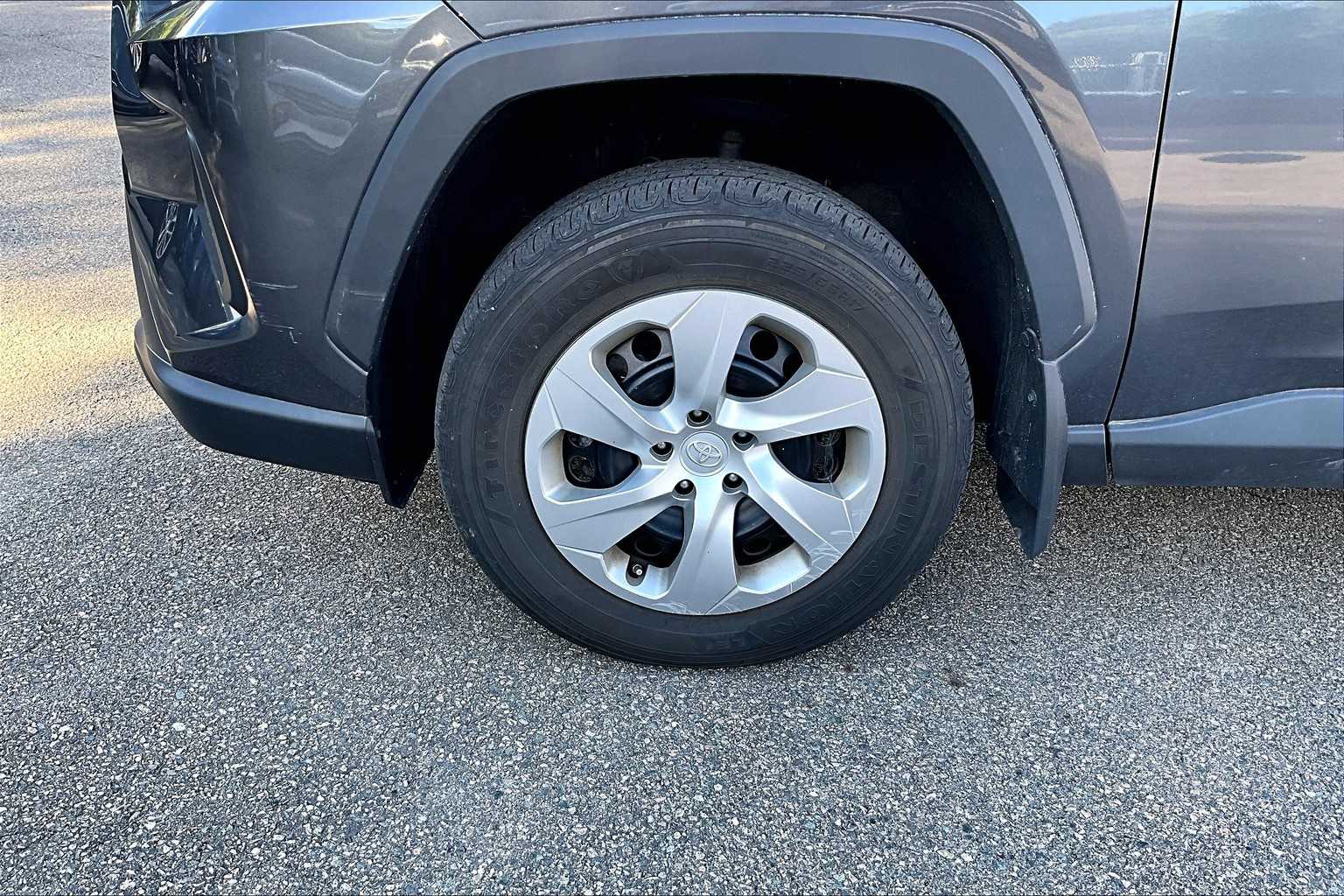 2022 Toyota RAV4 LE - Photo 4