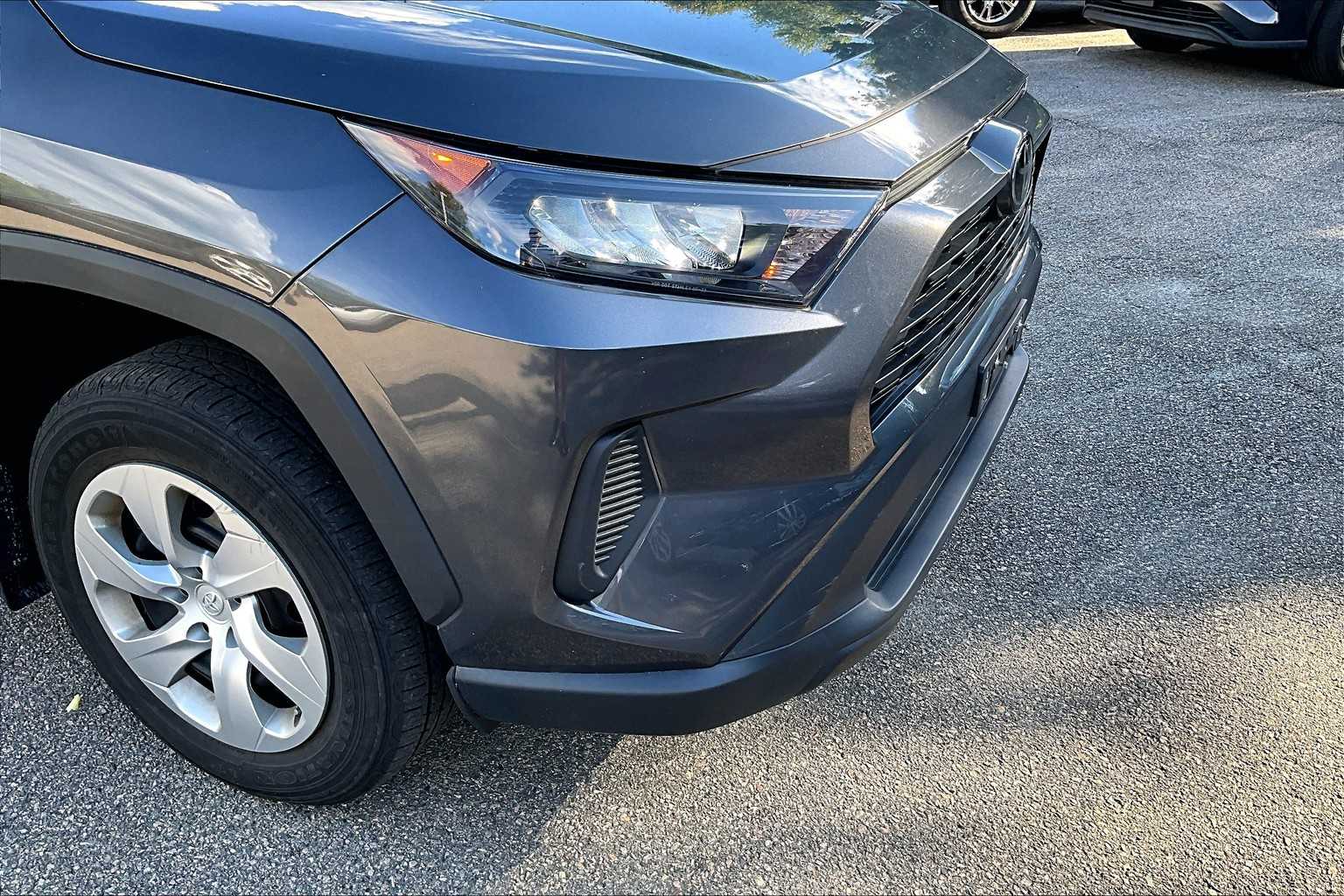 2022 Toyota RAV4 LE - Photo 5