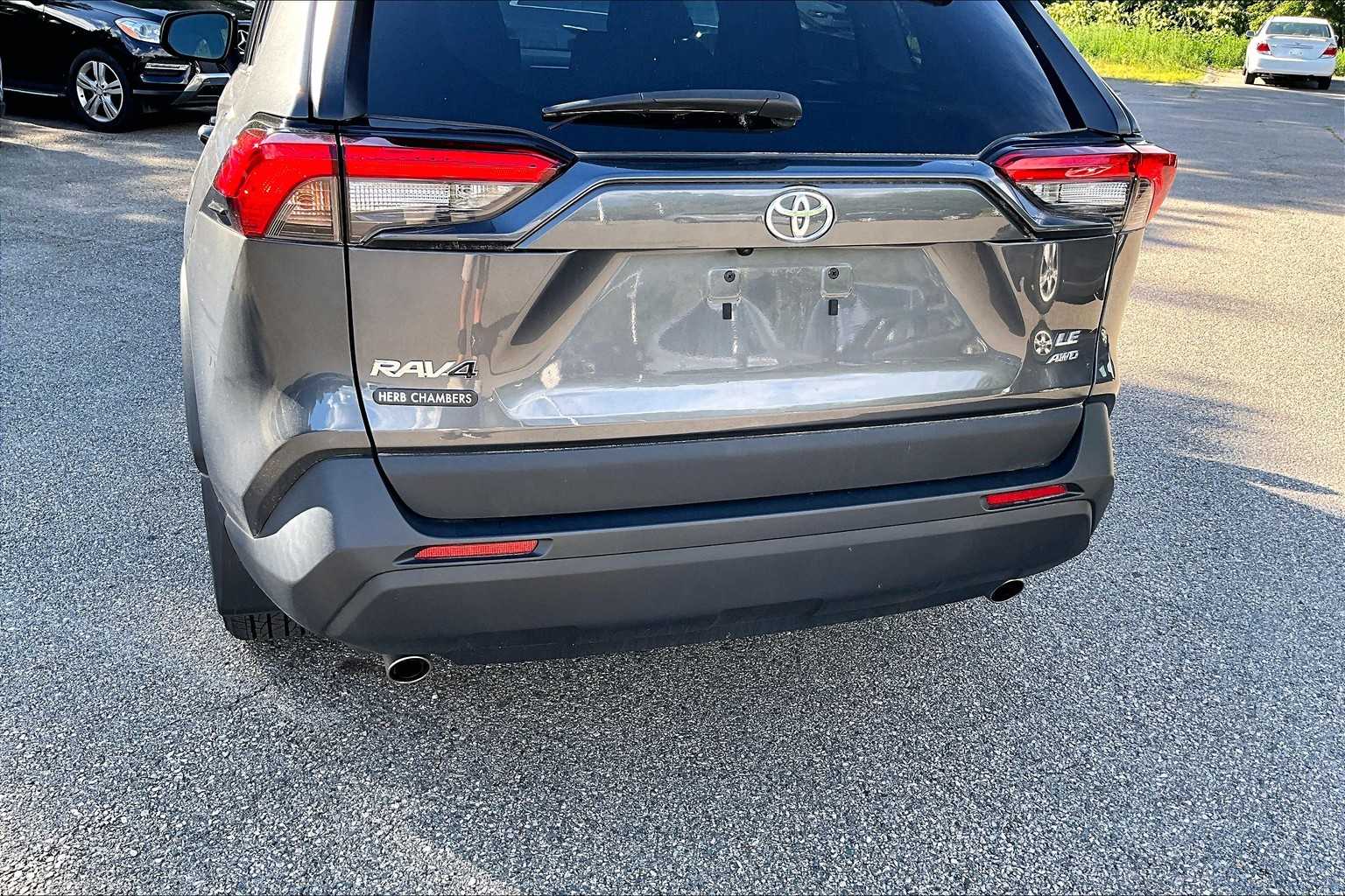 2022 Toyota RAV4 LE - Photo 7