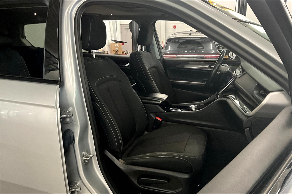 2021 Jeep Grand Cherokee L Laredo - Photo 11