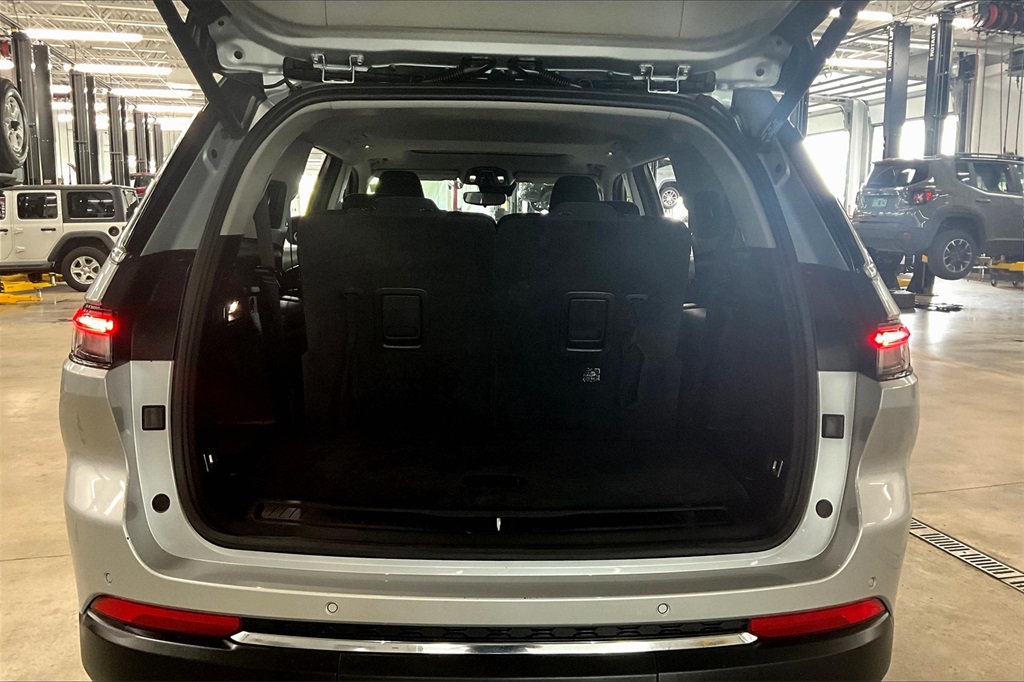 2021 Jeep Grand Cherokee L Laredo - Photo 38