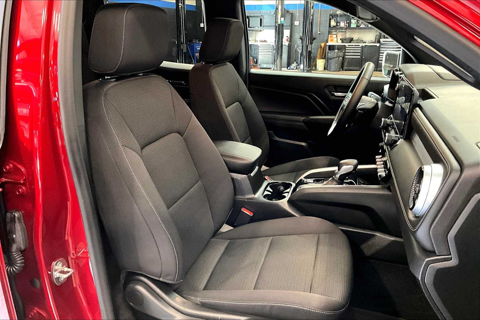 2023 Chevrolet Colorado 4WD LT - Photo 11