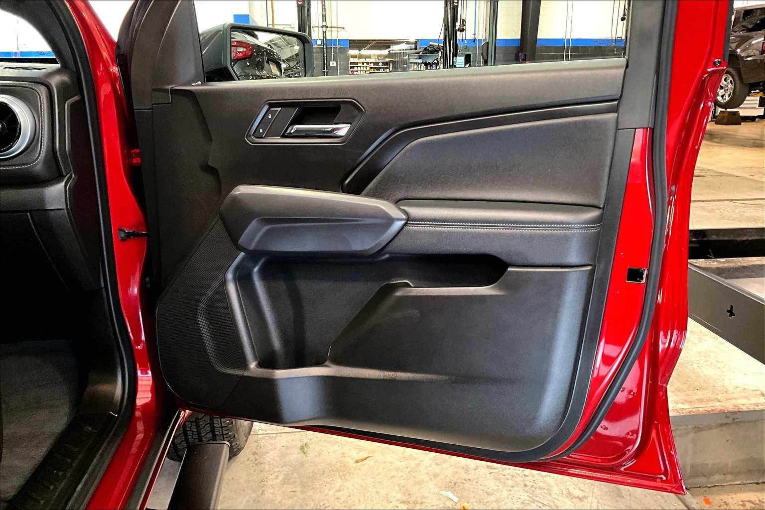 2023 Chevrolet Colorado 4WD LT - Photo 12