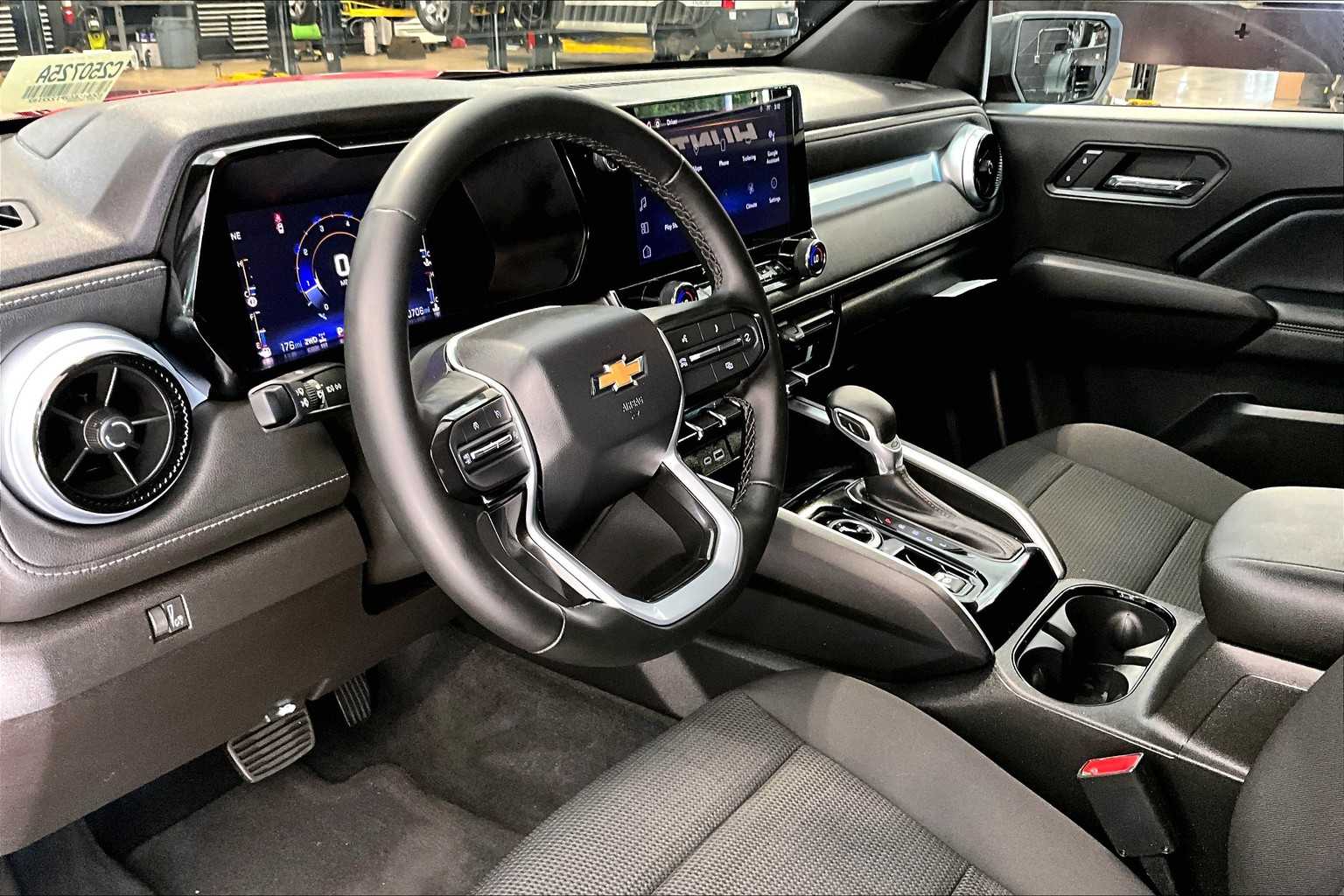 2023 Chevrolet Colorado 4WD LT - Photo 8