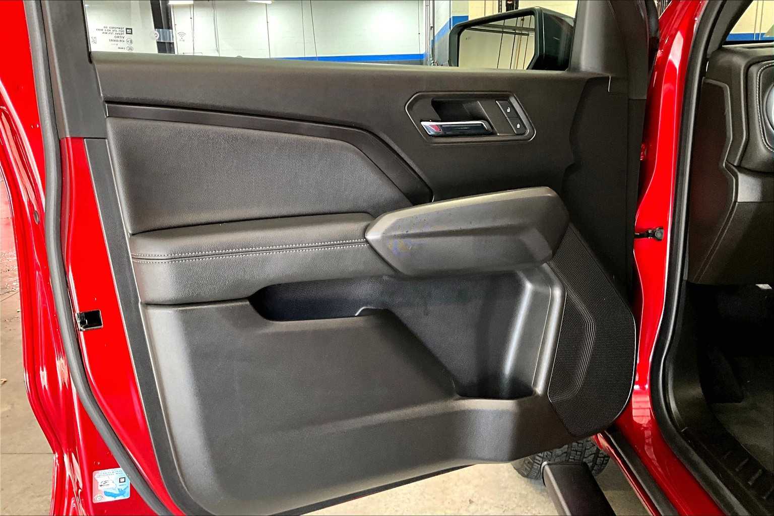 2023 Chevrolet Colorado 4WD LT - Photo 9