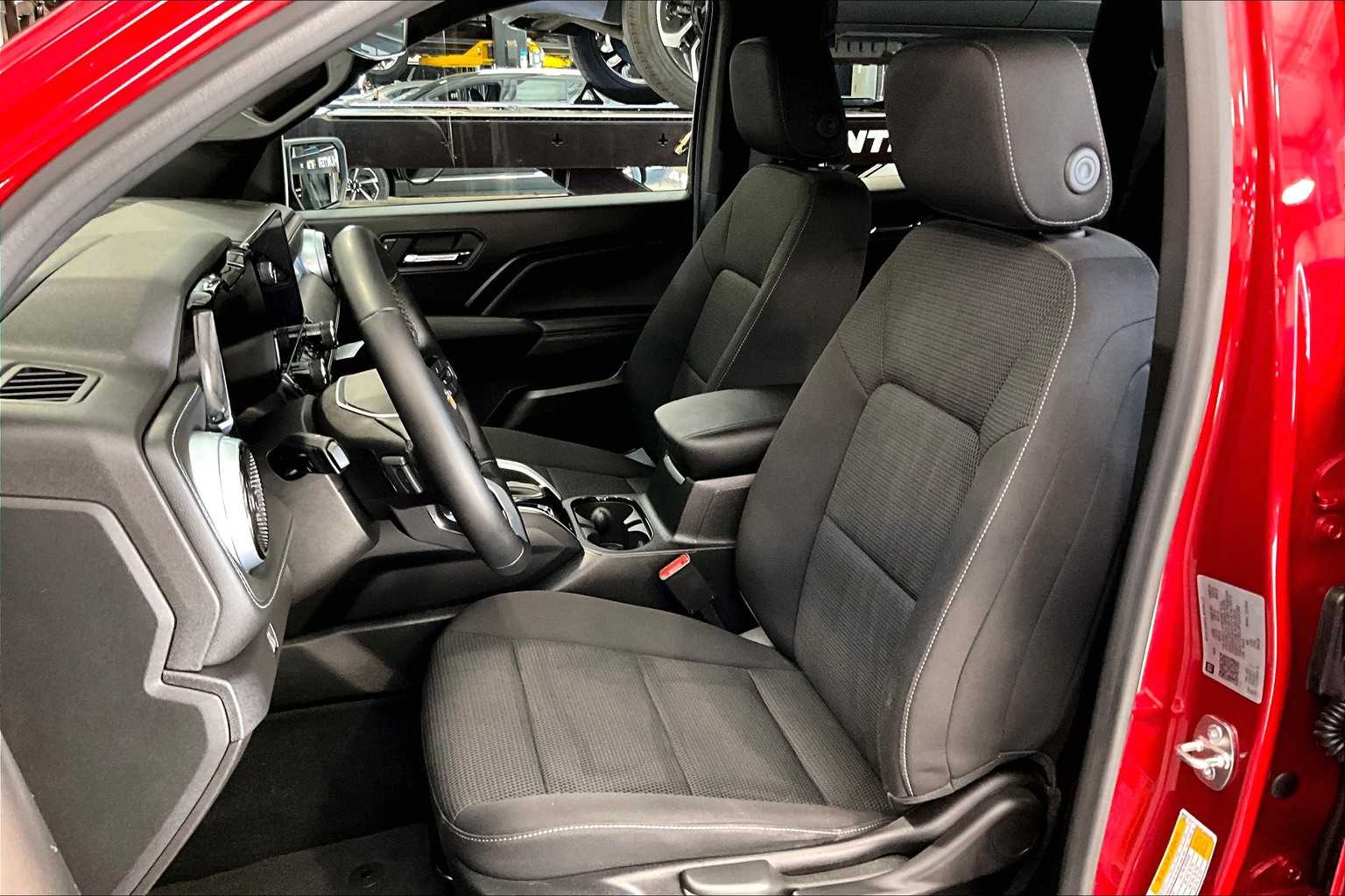 2023 Chevrolet Colorado 4WD LT - Photo 10
