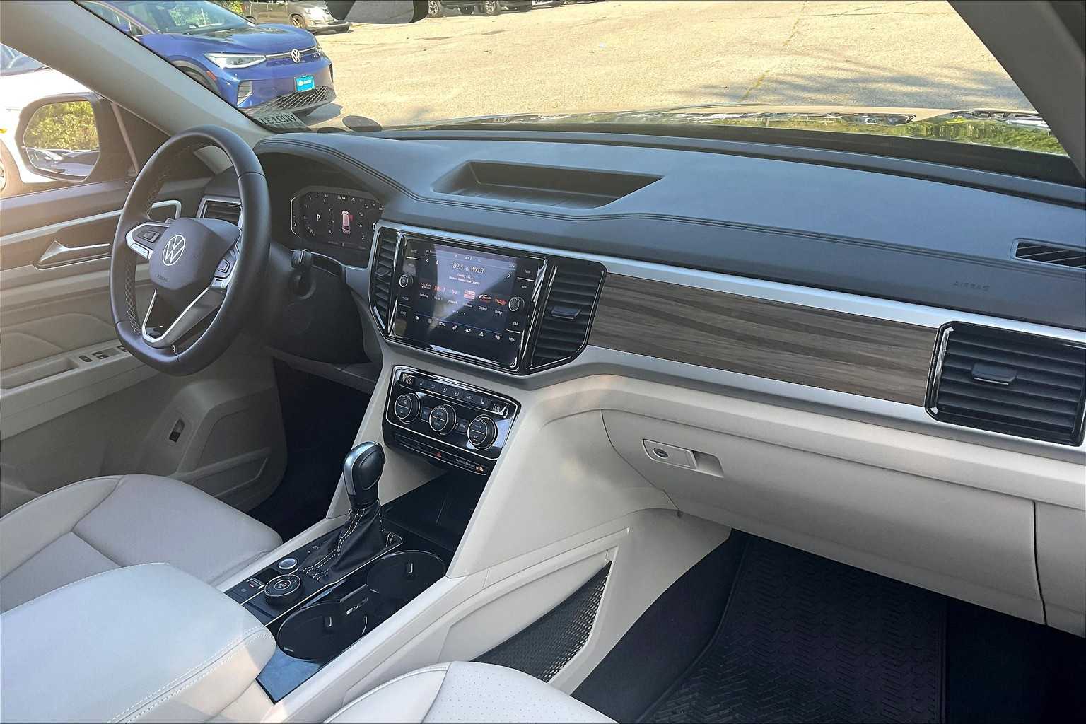 2023 Volkswagen Atlas 3.6L V6 SEL - Photo 14