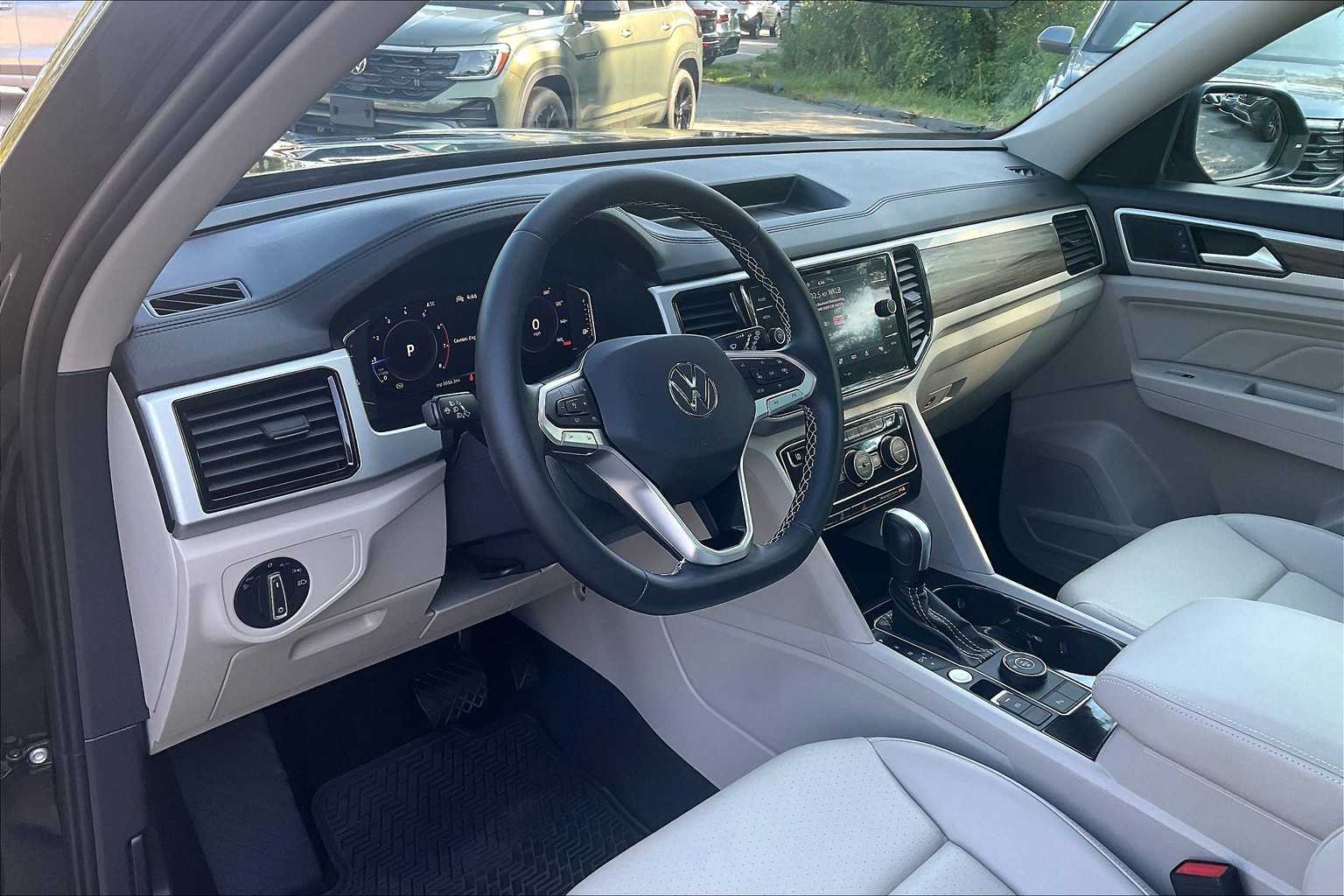 2023 Volkswagen Atlas 3.6L V6 SEL - Photo 8